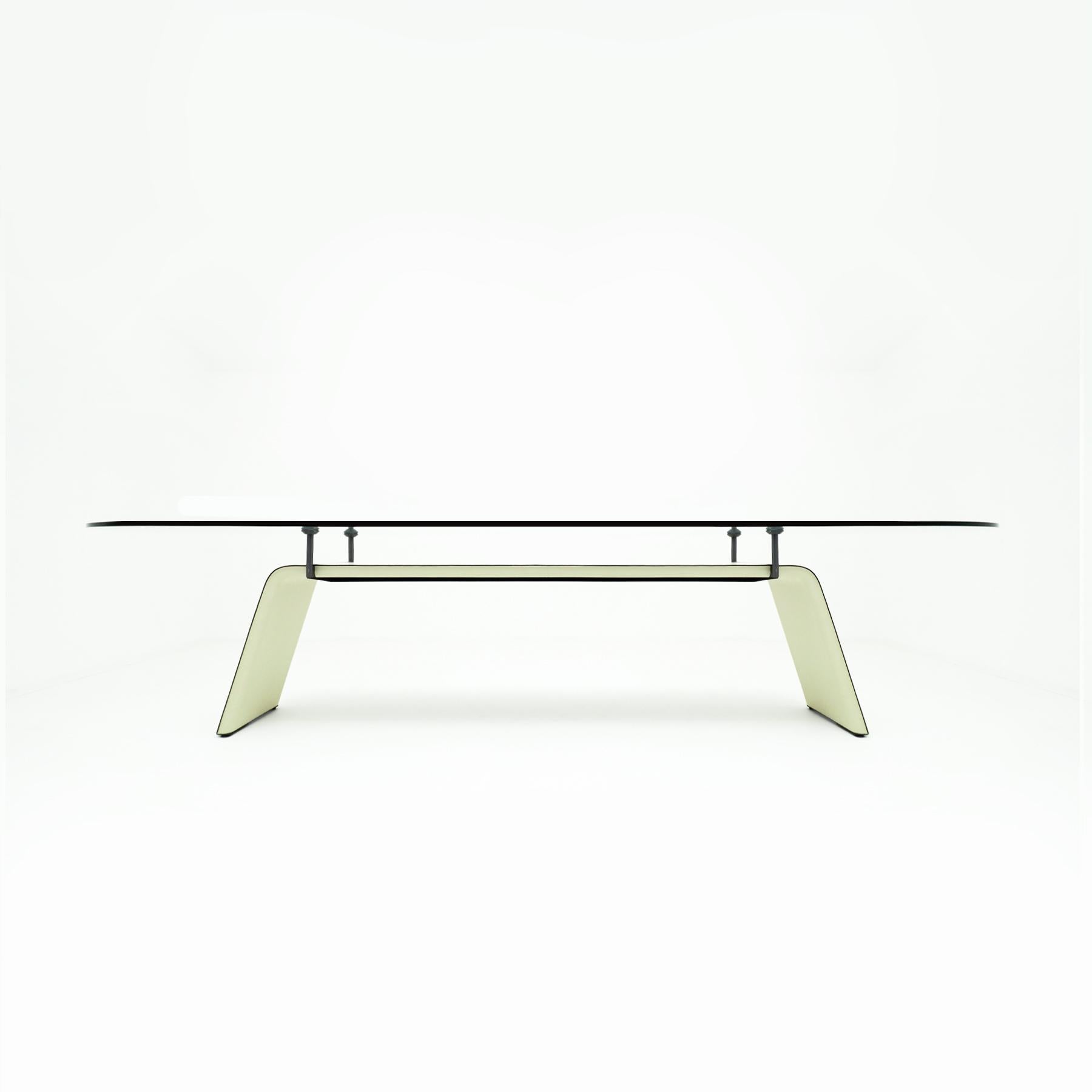 Table de salle à manger ou de conférence en cuir crème et verre Matteo Grassi, magnifiquement conçue et fabriquée, avec une base en acier recouverte de cuir crème et un plateau de table flottant en verre épais. La table peut, selon la largeur des
