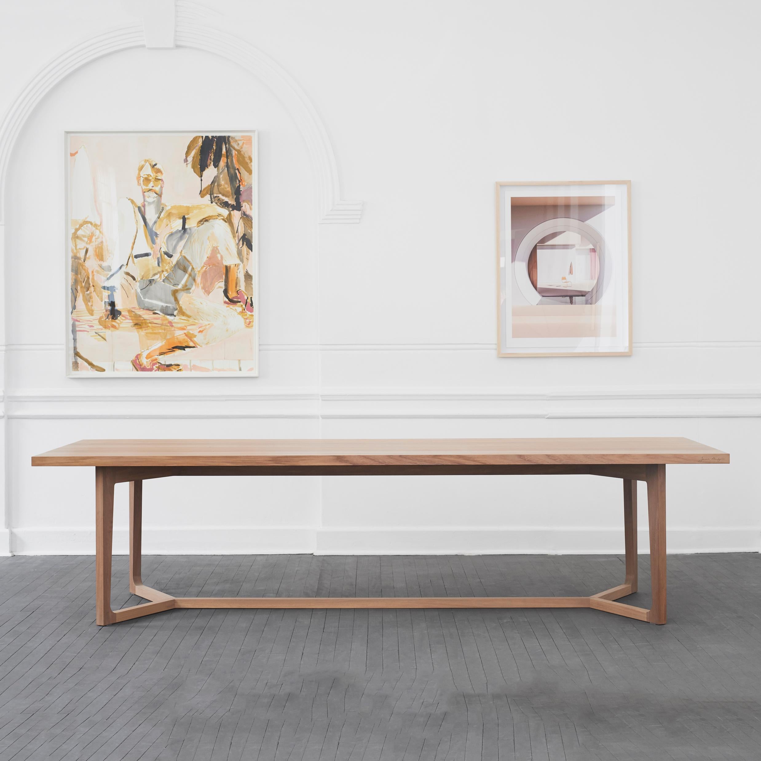 Der Y-Esstisch ist ein klares, modernes Design, das trotz seines einfachen, zweckmäßigen Designs die Kunstfertigkeit zeigt, die für die Herstellung der komplexen Winkel und Gelenke seiner Basis erforderlich ist. Bei diesem Entwurf bildet eine