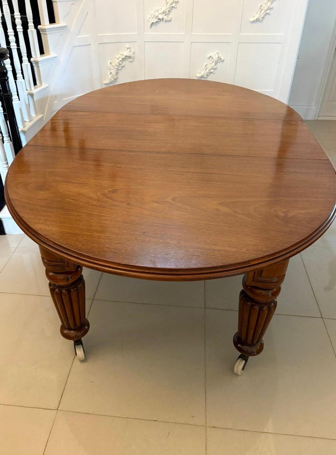 Table de salle à manger 12 places en acajou ancien figuré de qualité exceptionnelle Bon état - En vente à Suffolk, GB