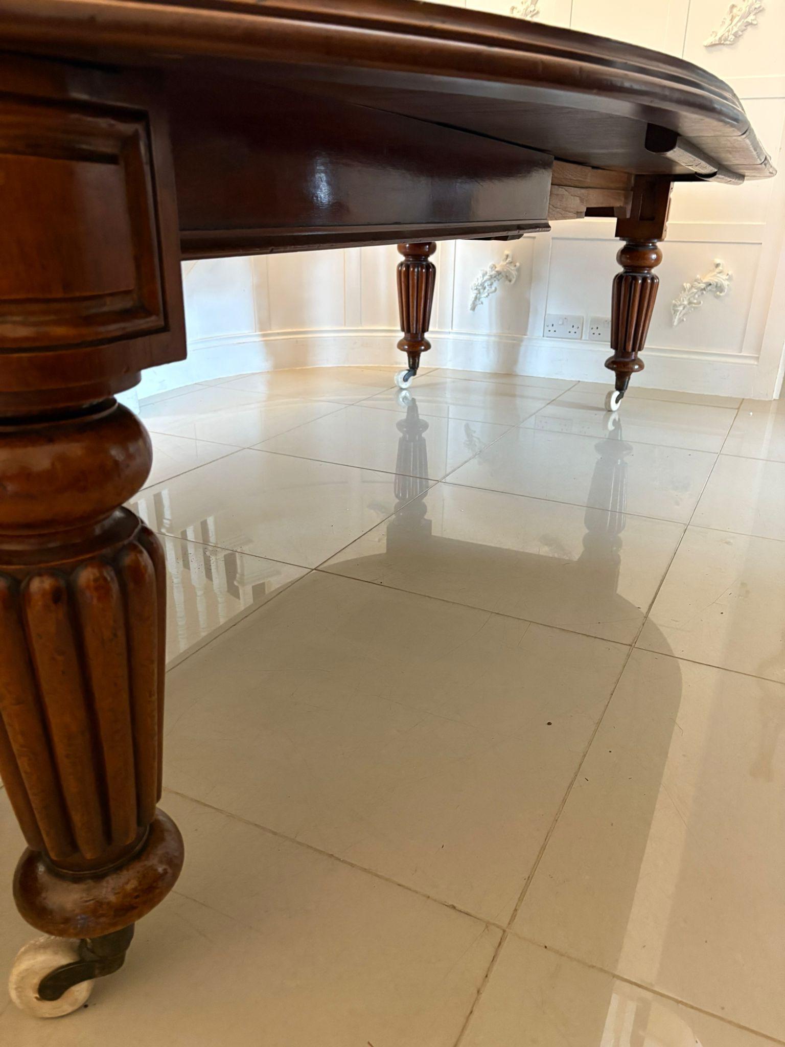 Table de salle à manger 12 places en acajou ancien figuré de qualité exceptionnelle en vente 3