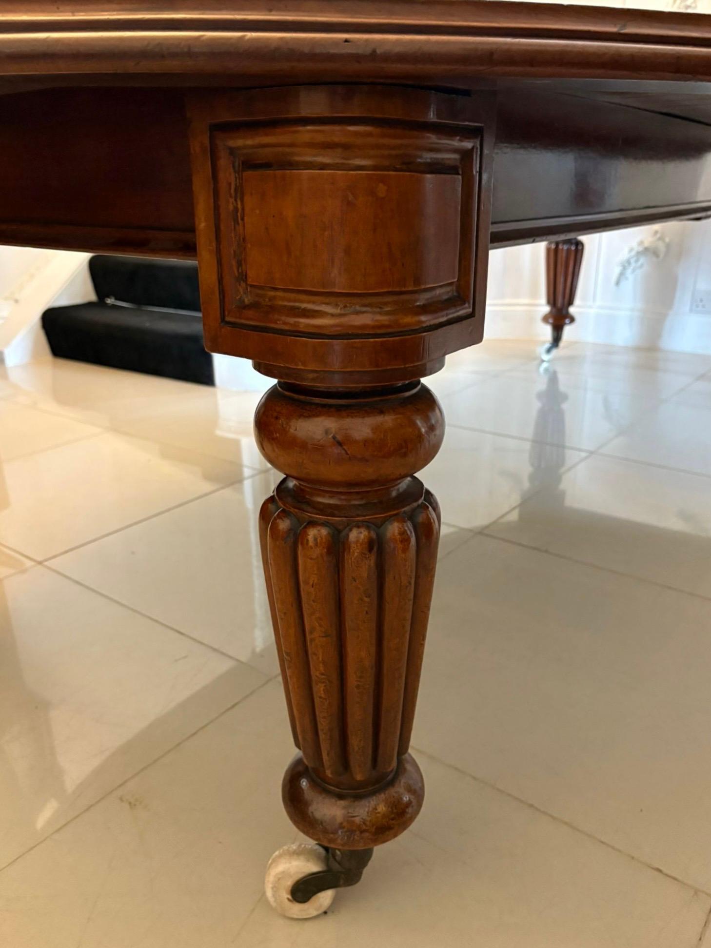 Table de salle à manger 12 places en acajou ancien figuré de qualité exceptionnelle en vente 4