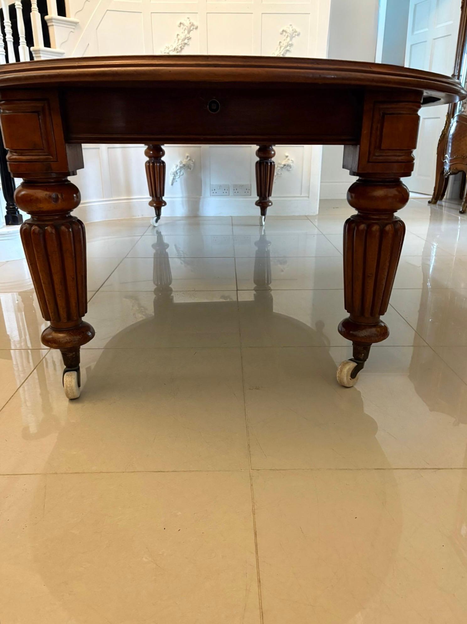 Table de salle à manger 12 places en acajou ancien figuré de qualité exceptionnelle en vente 5