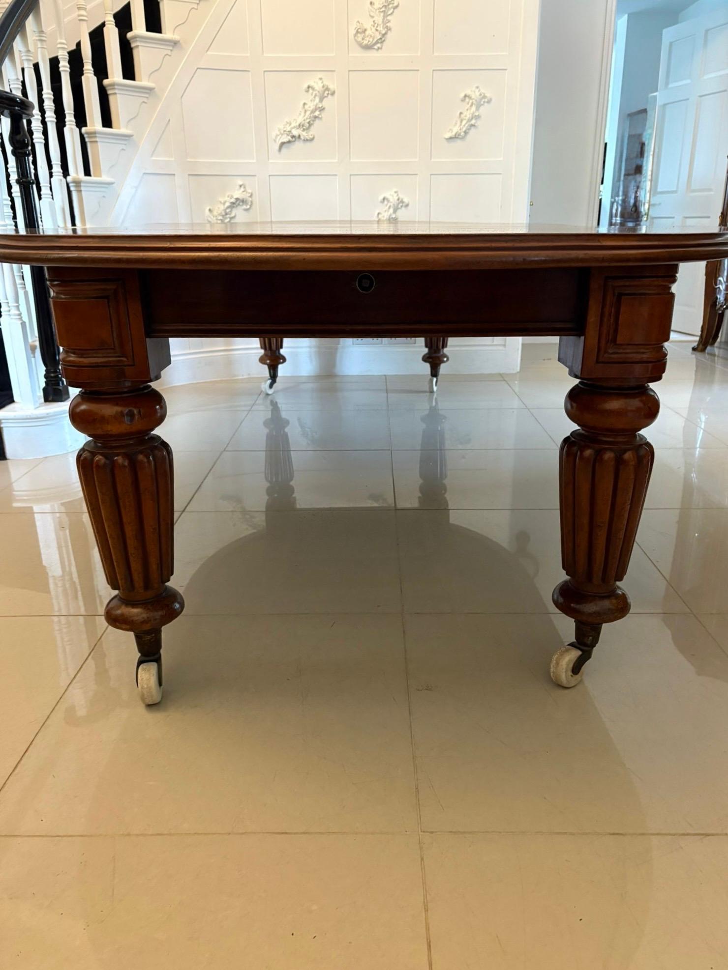 Table de salle à manger 12 places en acajou ancien figuré de qualité exceptionnelle en vente 6