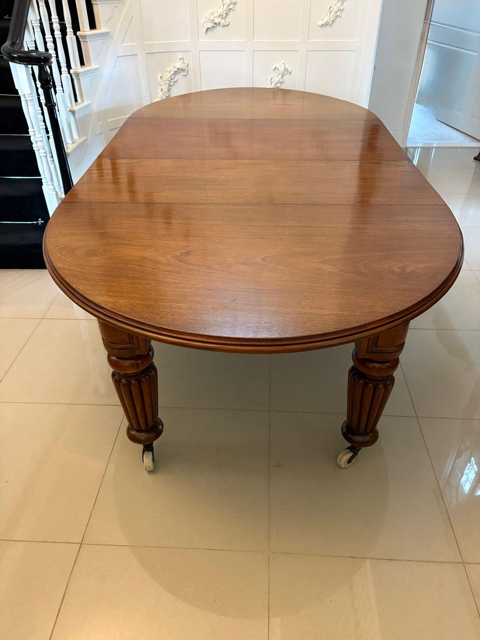 Table de salle à manger 12 places en acajou ancien figuré de qualité exceptionnelle en vente 7