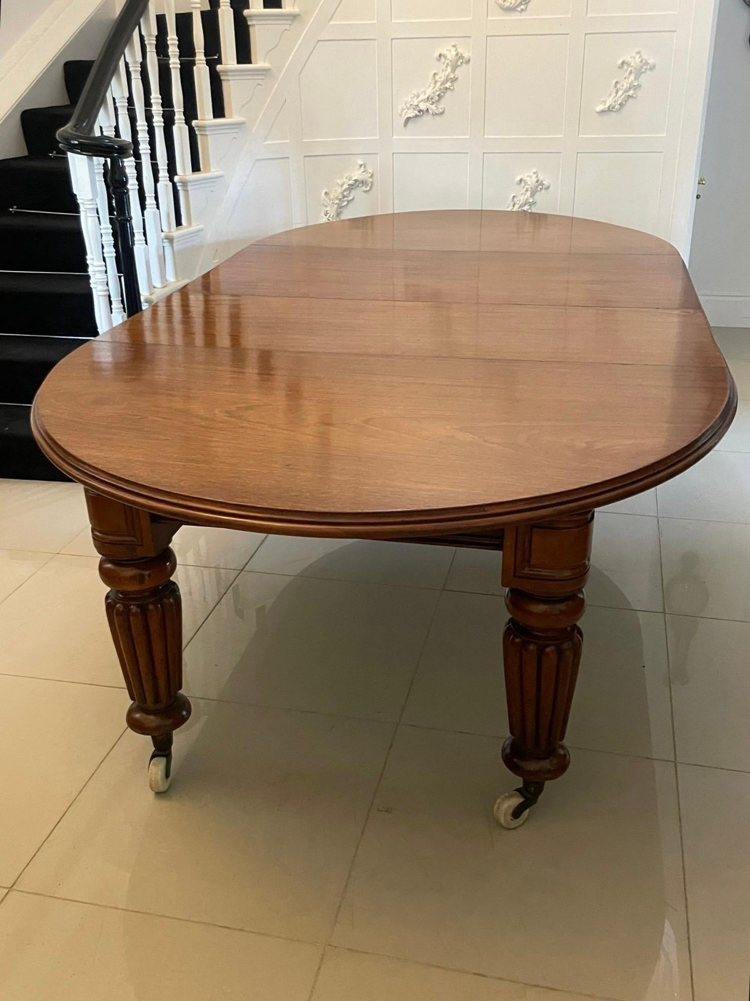 Table de salle à manger 12 places en acajou ancien figuré de qualité exceptionnelle en vente 8