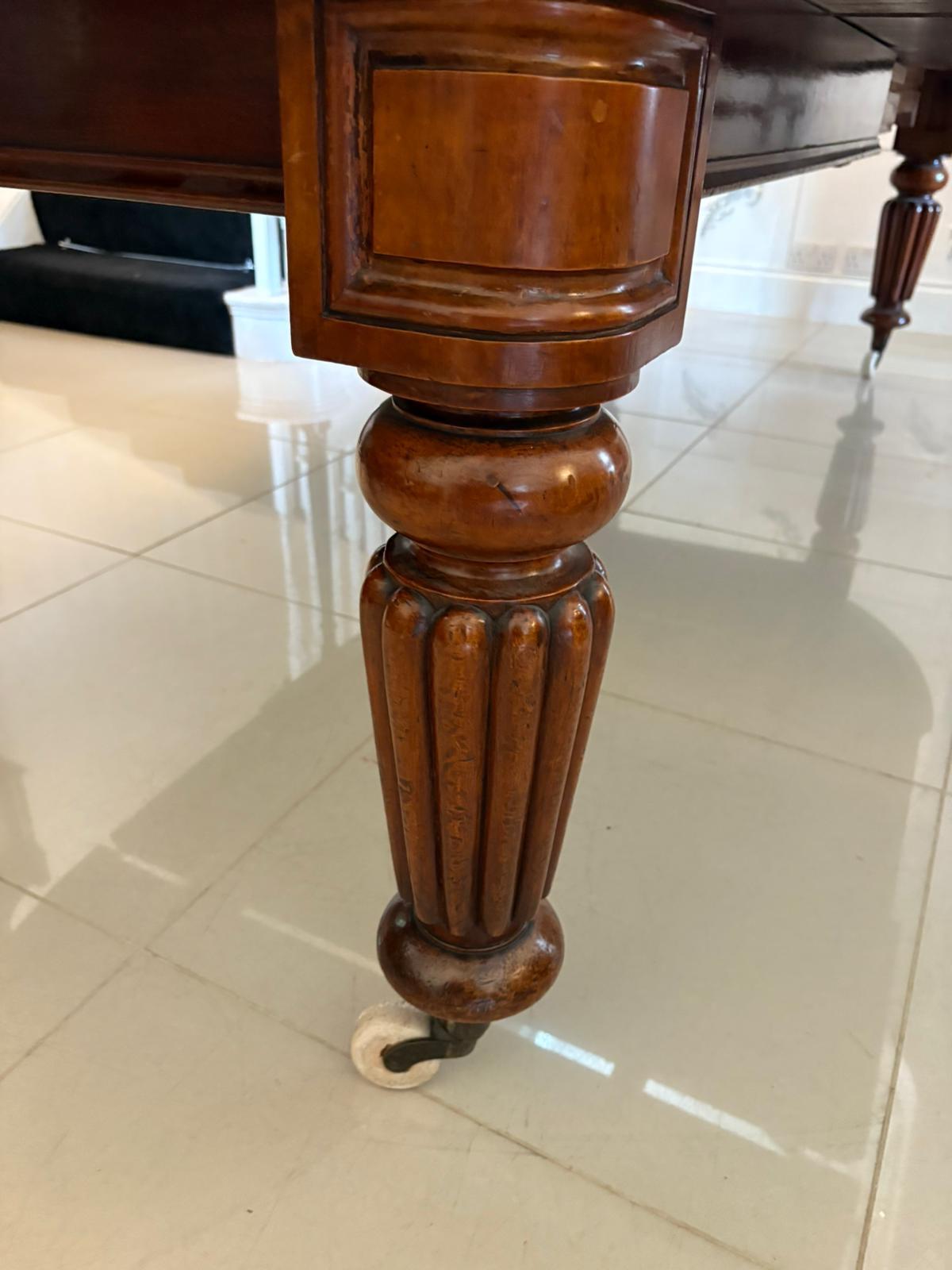 Anglais Table de salle à manger 12 places en acajou ancien figuré de qualité exceptionnelle en vente