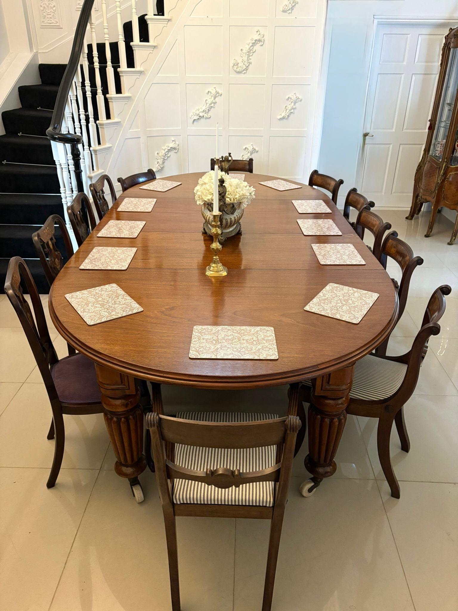 XIXe siècle Table de salle à manger 12 places en acajou ancien figuré de qualité exceptionnelle en vente