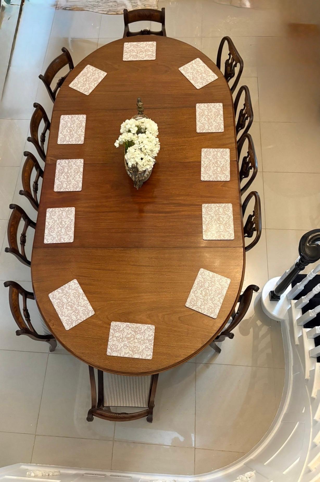 Acajou Table de salle à manger 12 places en acajou ancien figuré de qualité exceptionnelle en vente