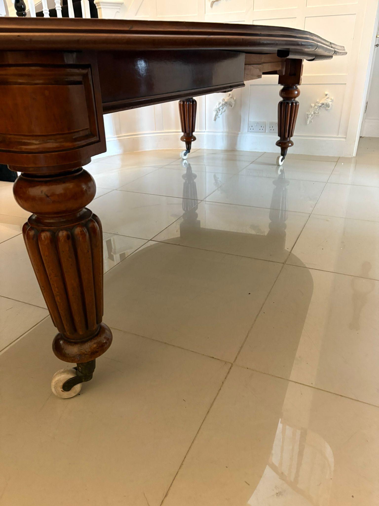 Table de salle à manger 12 places en acajou ancien figuré de qualité exceptionnelle en vente 2