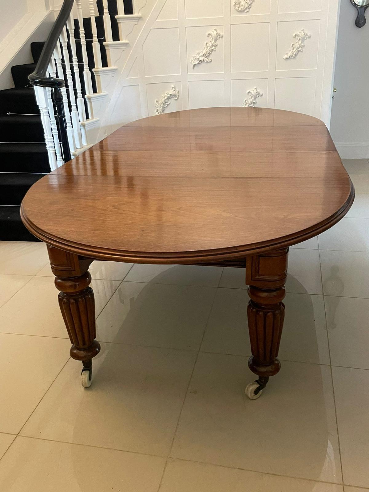 Victorien Table de salle à manger 12 places en acajou ancien figuré de qualité exceptionnelle en vente