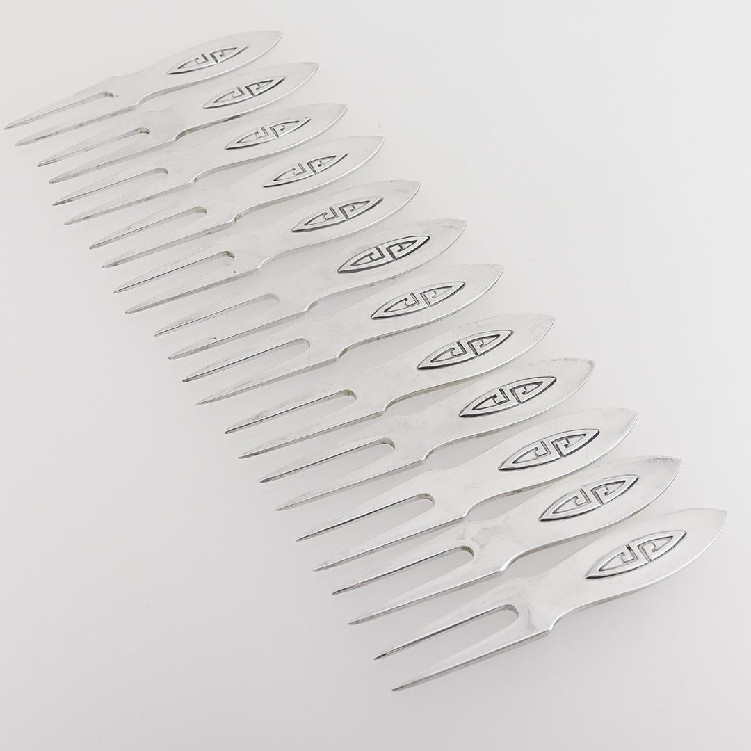 A fine set of Art Deco cocktail or hors d'oeuvres picks.

By Shreve & Co. of San Francisco, California.

In sterling silver.

Each with an applied, stylized Art Deco 'S' monogram to the handle.

Hallmarked to the reverse.

Simply a wonderful set of