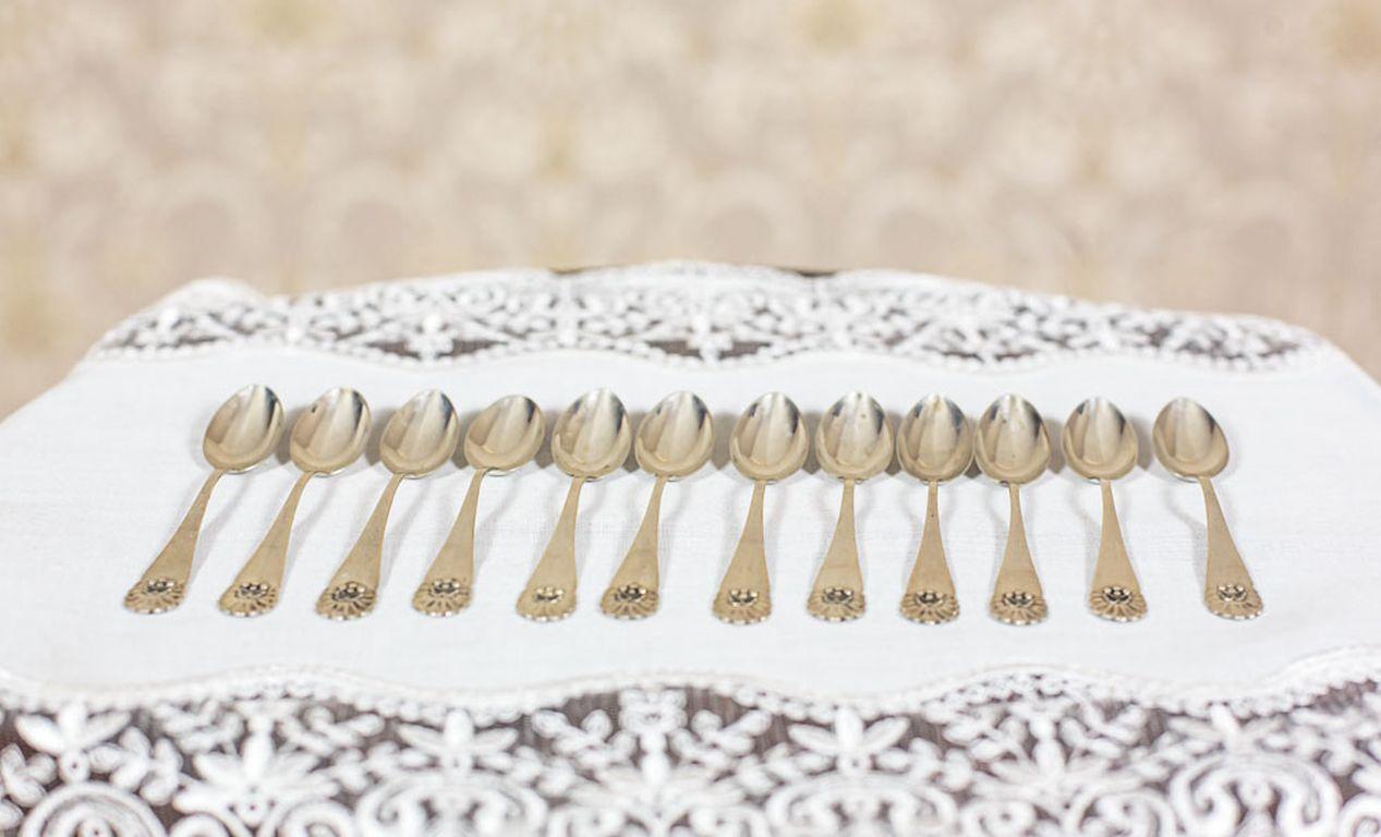 A 12-piece set of mocha spoons.
The spoons have Swedish silver hallmarks.

Silver hallmark: 0.835.

The total weight: 104.280 grams.

Size: 10 cm.

The whole is in very good condition. Only slight traces of use, scratches to be precise, are