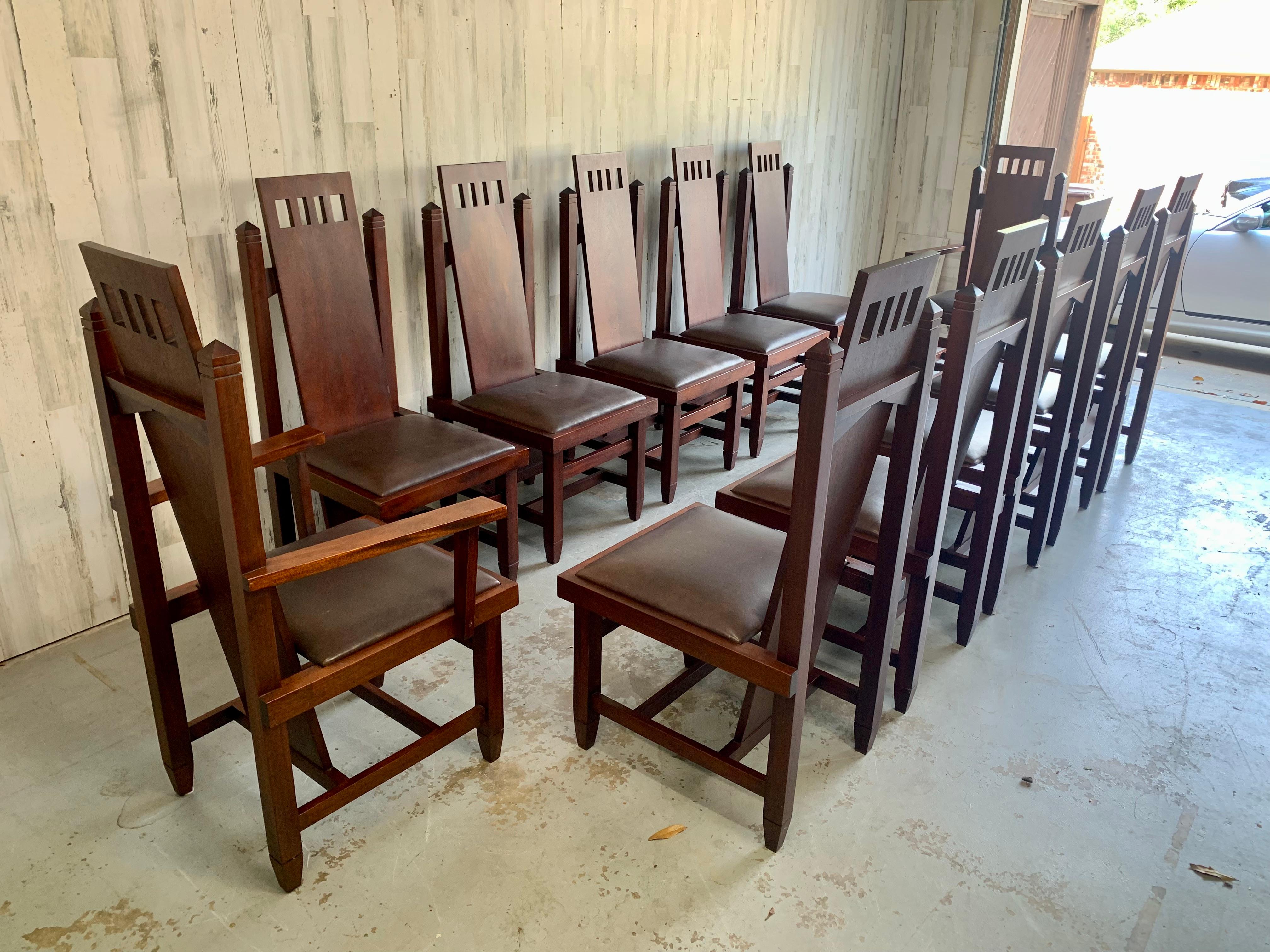 12 chaises de salle à manger de style Arts & Crafts en acajou massif en vente 4