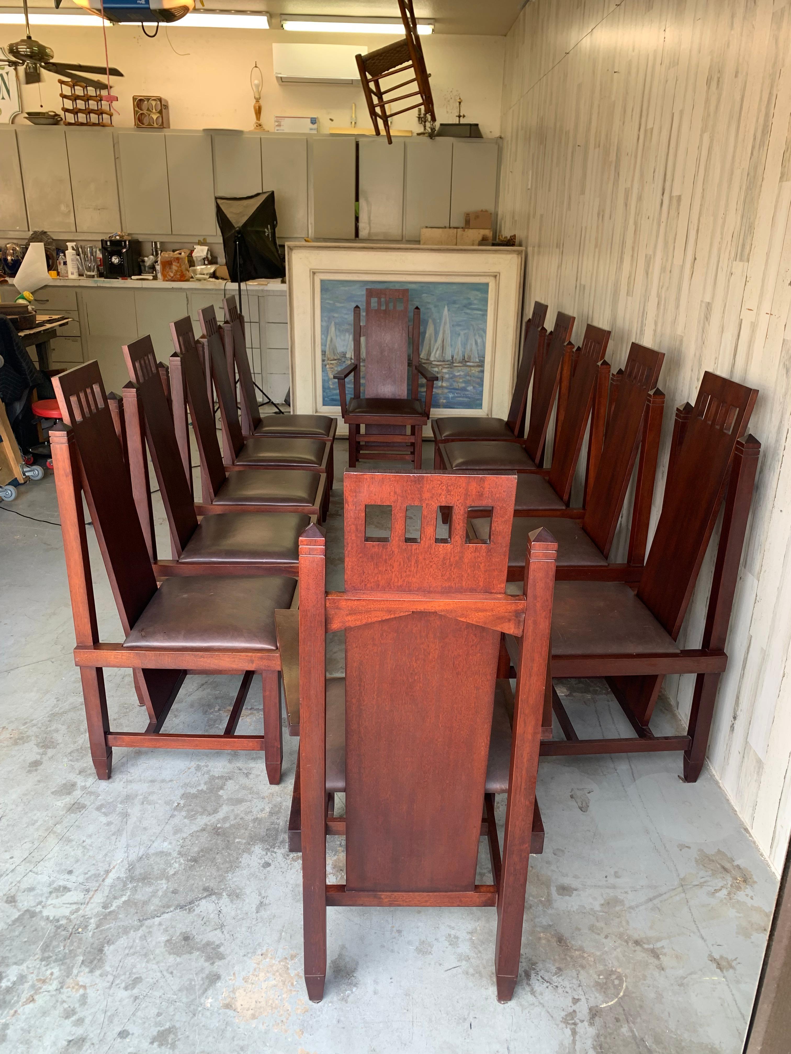 12 chaises de salle à manger de style Arts & Crafts en acajou massif en vente 5