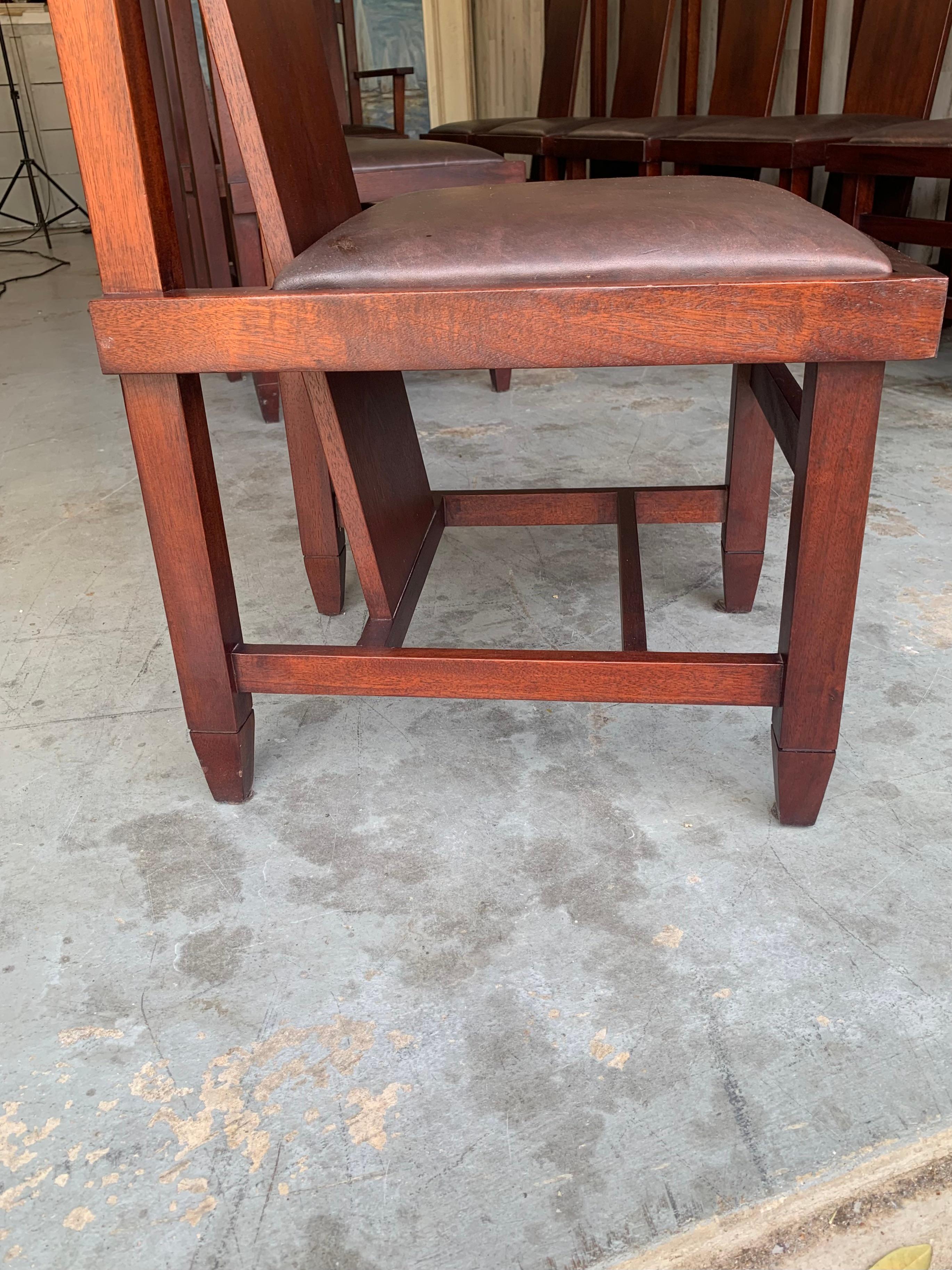 12 chaises de salle à manger de style Arts & Crafts en acajou massif en vente 12