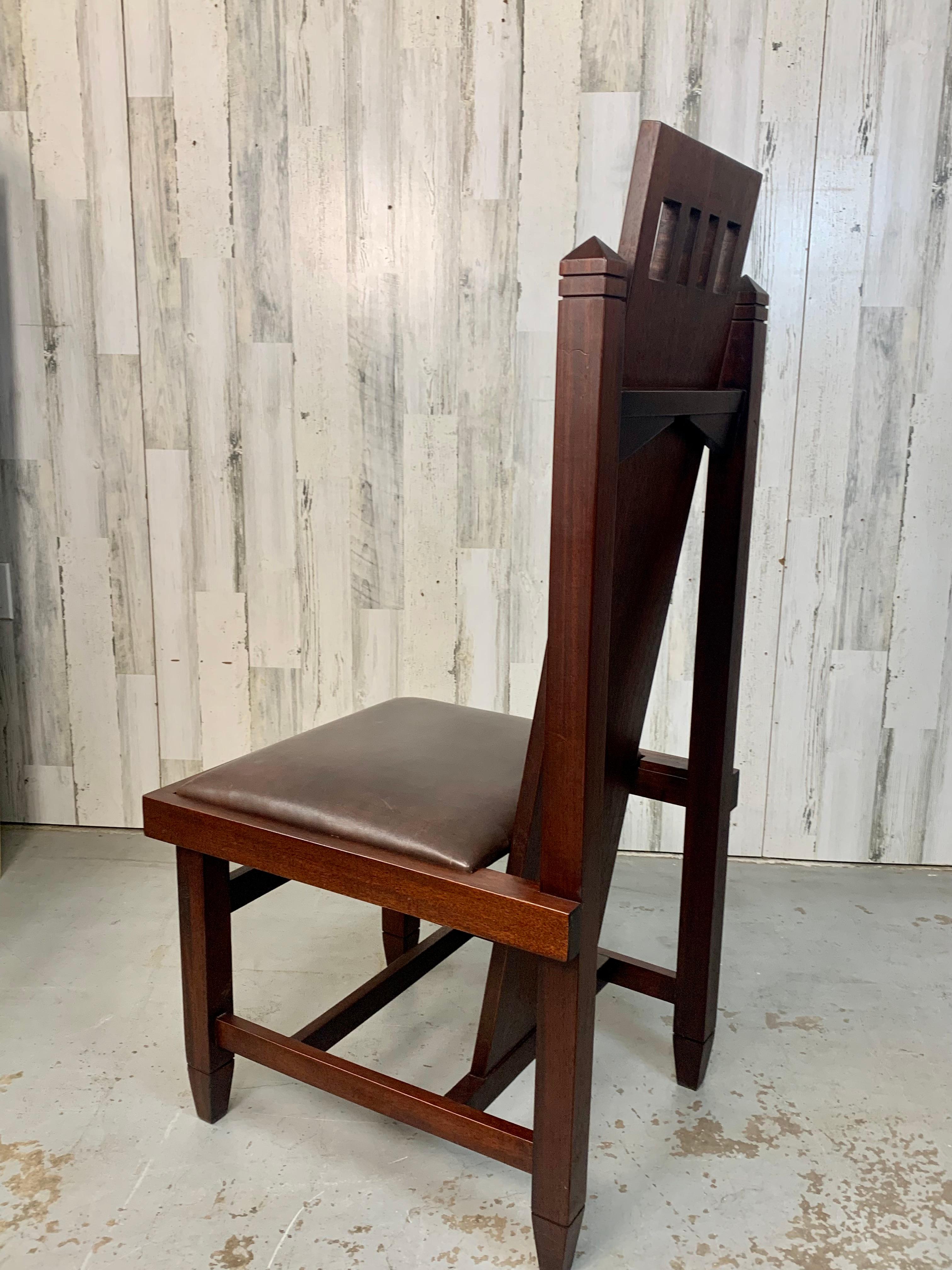 20ième siècle 12 chaises de salle à manger de style Arts & Crafts en acajou massif en vente