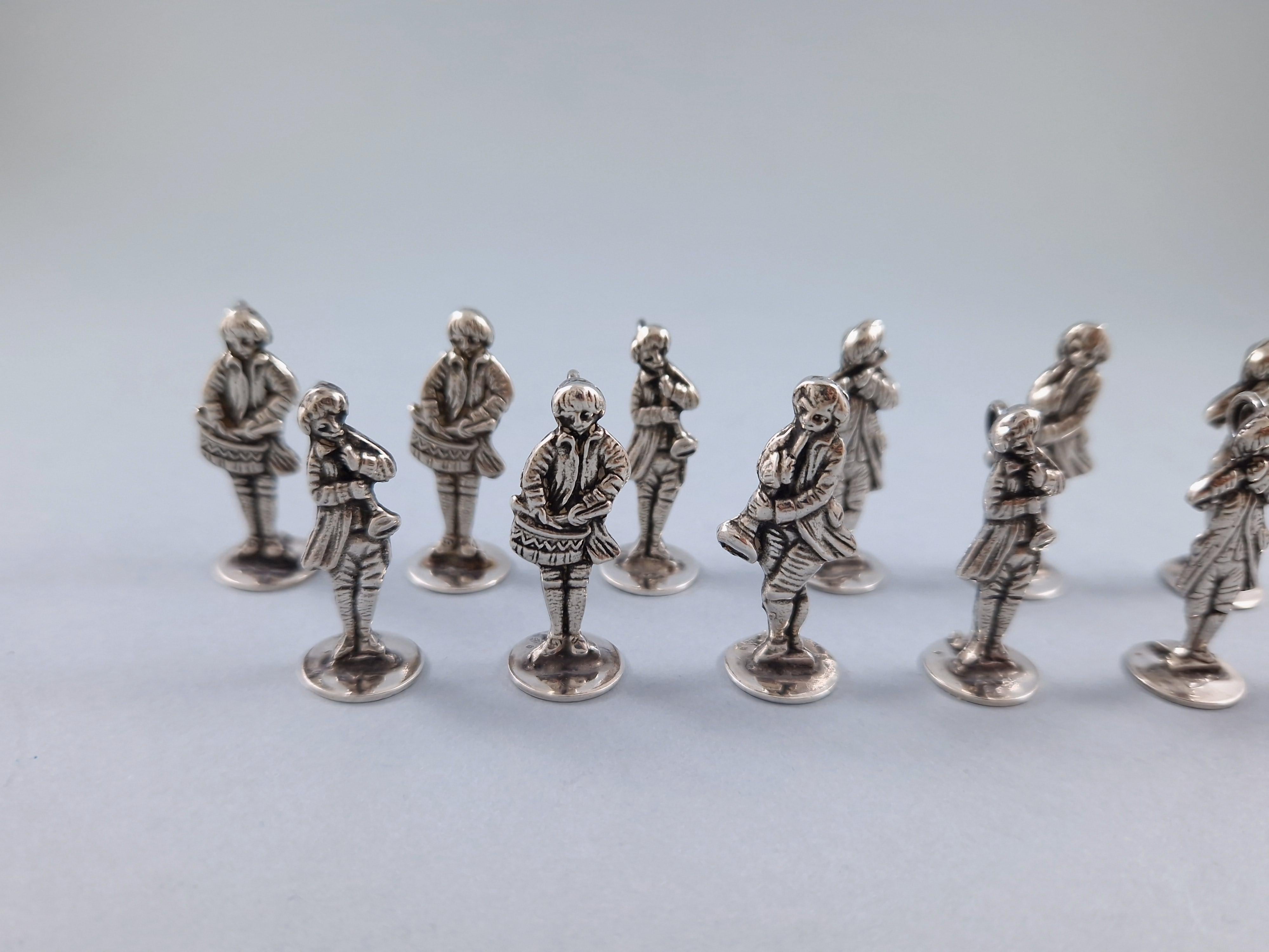 Series of 12 solid silver place cards holder in solid silver representing musicians

French work from the beginning of the 20th century

Boar's head silver hallmark
Height: 3.6cm
Weight: 80 grams