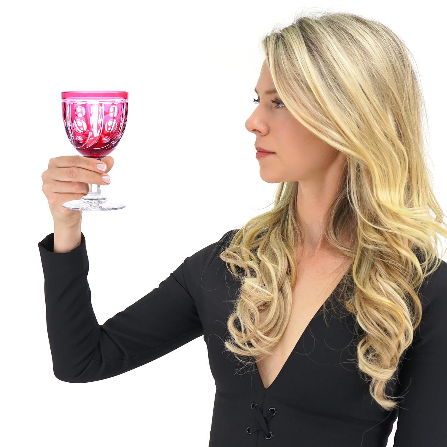 Circa 1930, par St. Louis, Belgique. Ces gobelets à eau du début du XXe siècle sont taillés de façon magistrale dans un motif Art déco audacieux.  La géométrie fluide comprend des empreintes de pouce, des lignes et des tourbillons. Le temps consacré