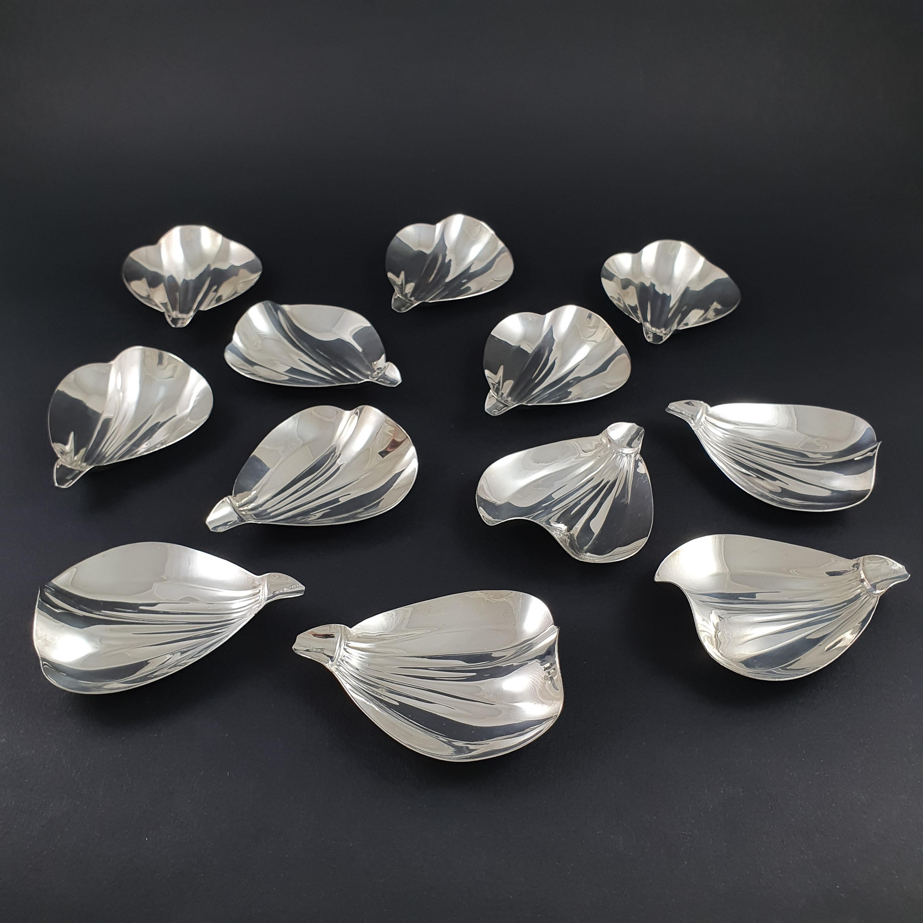 12 solid silver cups from the 20th century in leaf-shaped 

Silver hallmark 800 

Circa 1970 

Measures: Length: 7.3 cm 
Width: 5.9 cm 
Weight: 233 grams

Great condition.