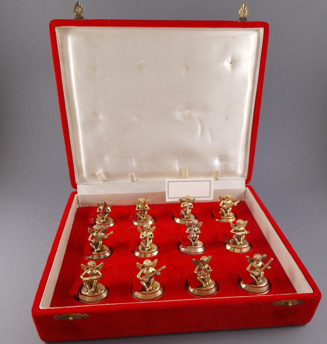 12 portabiglietti da visita in argento dorato
Metà del XX secolo
Argento sterling e marchio dell'argentiere 
Lavoro italiano
Dimensioni:
Altezza 1.22 pollici
Peso: 235 grammi
In ottime condizioni
Nella scatola originale
