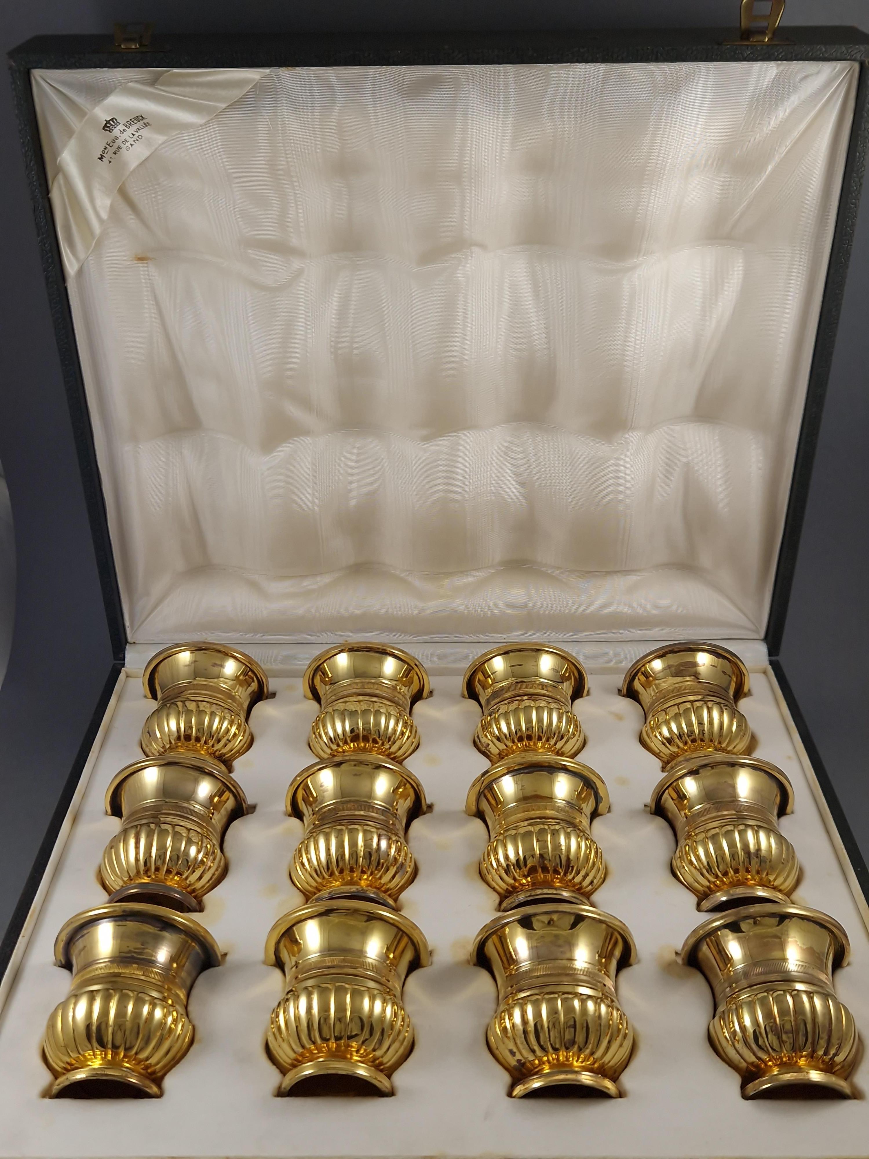 Conjunto de 12 jarrones de plata de ley dorada de principios del siglo XX
Forma de balaustre con decoración de gallones 
Obra belga 
Sello de plata 925 
Altura: 5.8 cm 
Diámetro: 6 cm 
Peso: 795 gramos
En este caso original