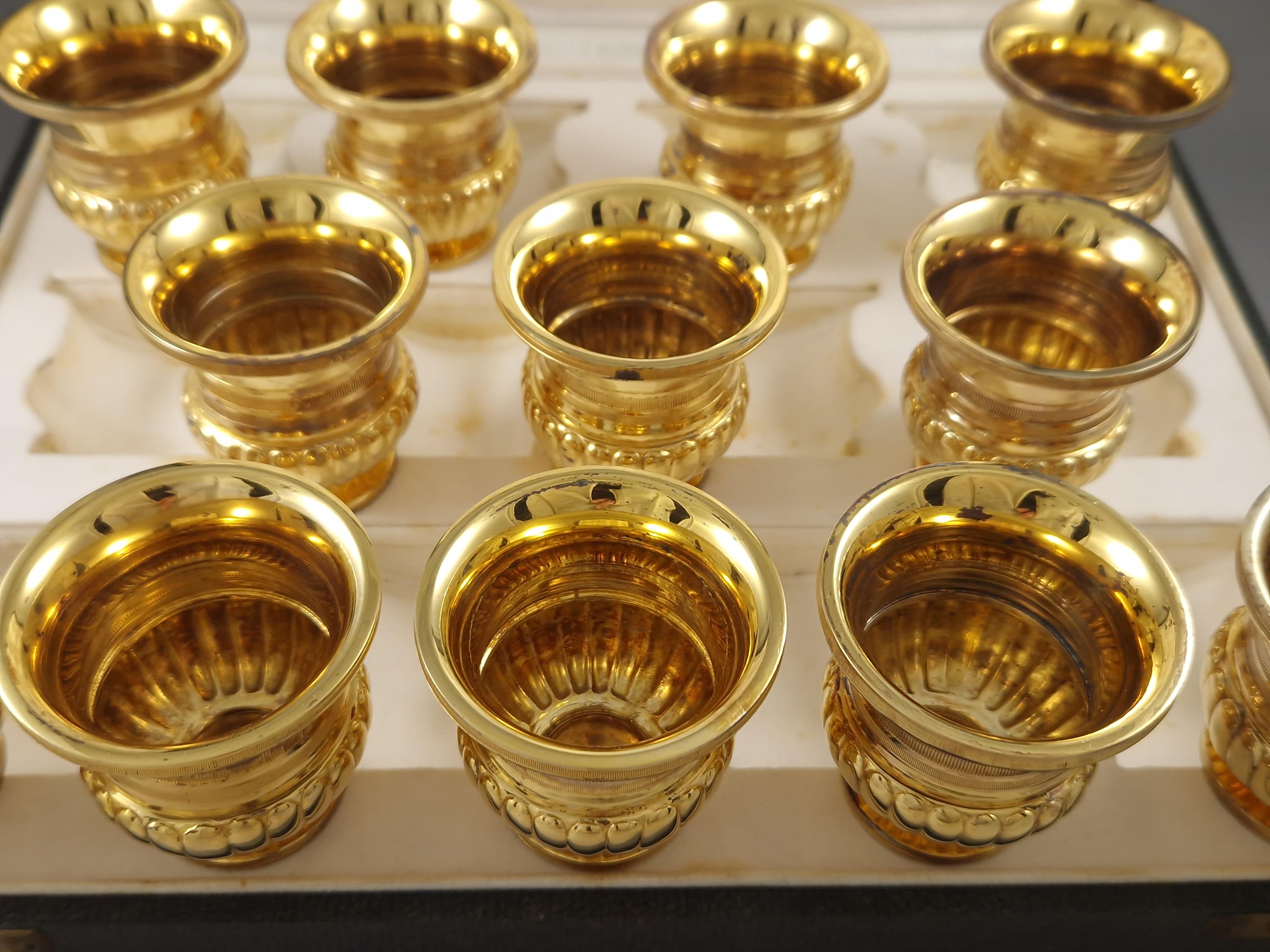 12 jarrones de plata de ley dorada siglo XX en venta