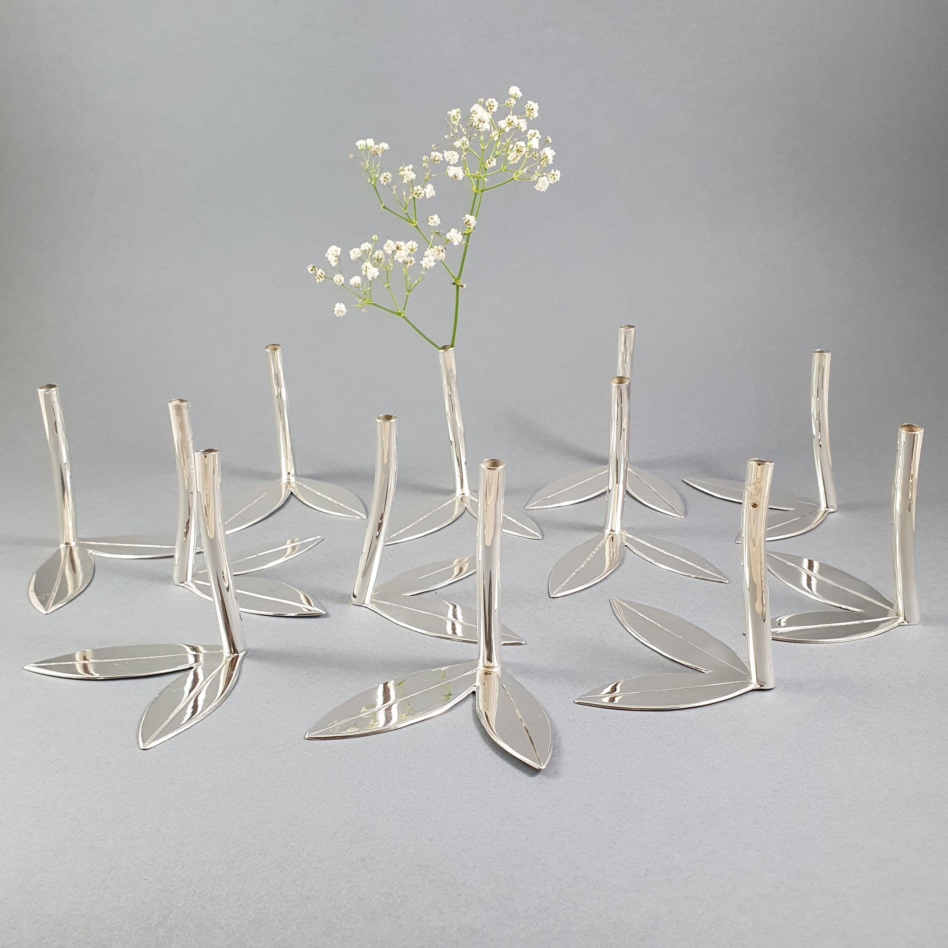 12 sterling Silver individuals vases in the shape of a leafy branch

Italian work circa 1970

Hallmarked 925
Height: 6.5 cm - 2.5 inches
Total weight: 252 grams.
 