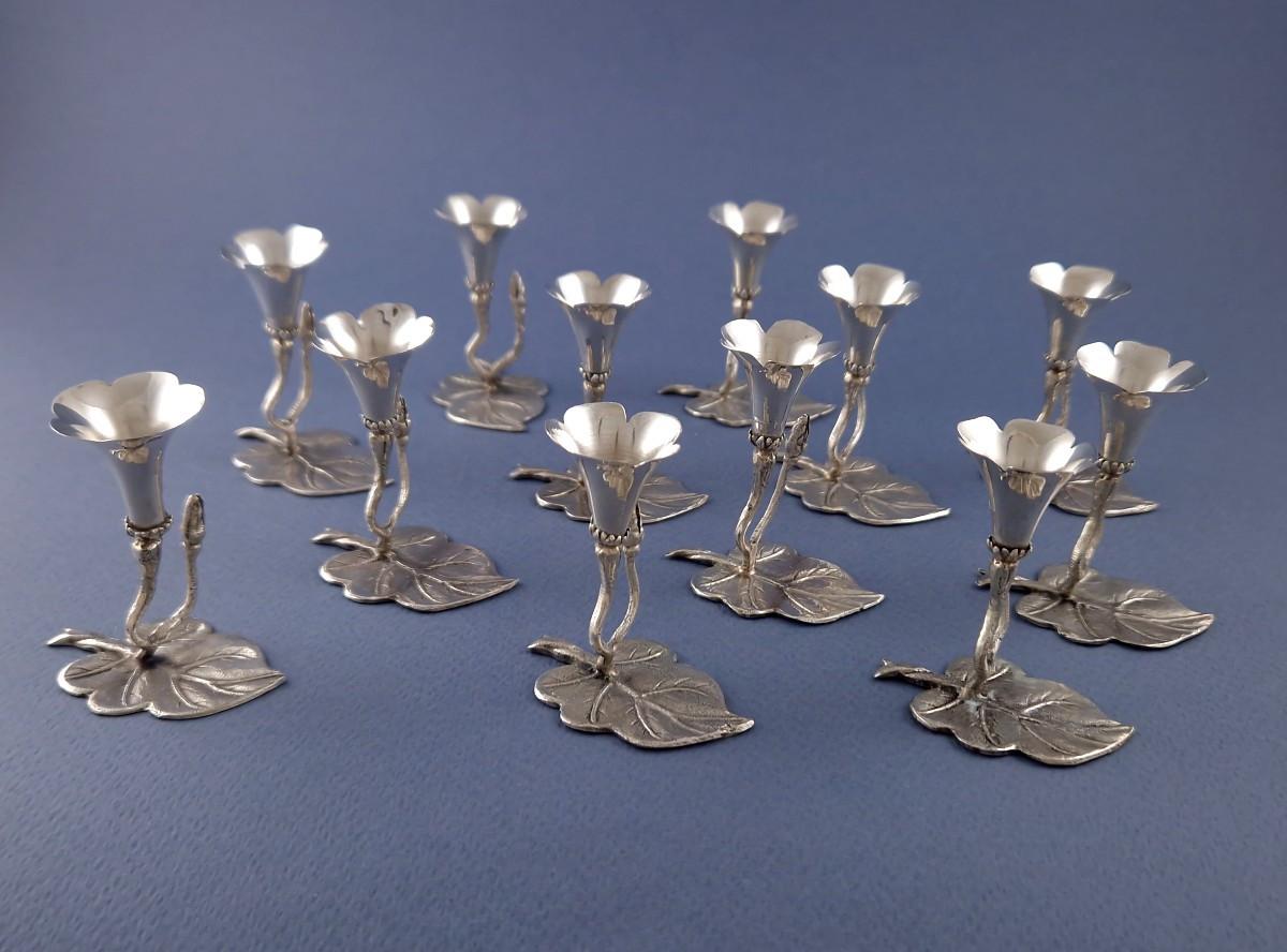 Juego de doce portavasos de plata de ley
Sello de plata 800  
Obra italiana de los años 70
Altura: 6.3 cm  
Longitud: 5.2 cm  
Peso: 192 gramos