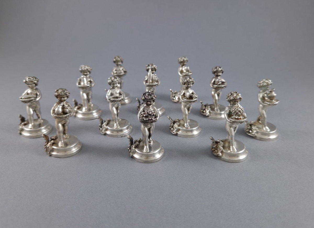 Set di dodici segnaposto in argento Sterling raffiguranti dei cherubini 
800 Punzone d'argento 
Argentiere: Bartolini Bartolozzi 
Opere italiane della metà del XX secolo 
Altezza: 4 cm 
Peso: 242 grammi