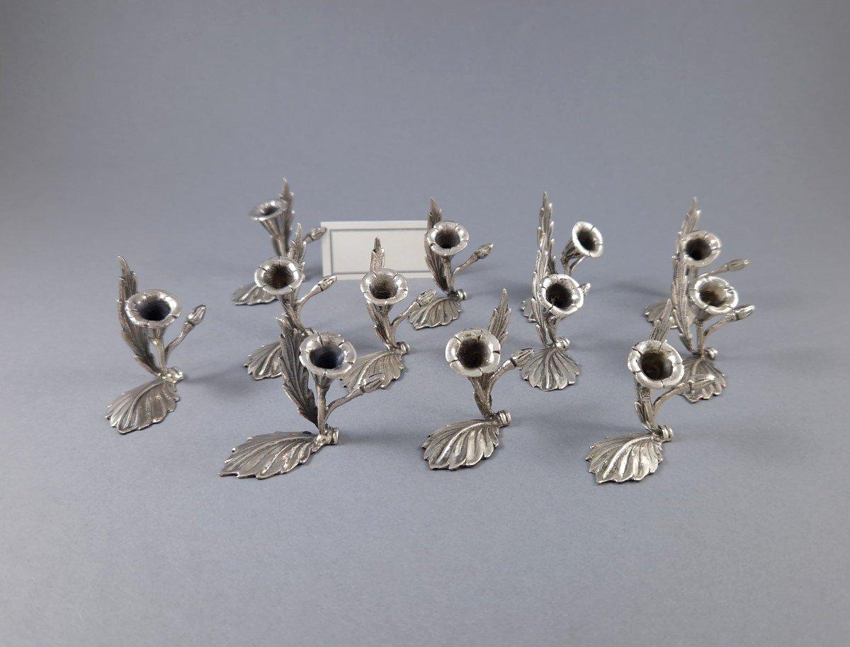 Set di dodici segnaposto in argento sterling raffiguranti foglie e un fiore
800 argento con marchio di garanzia
Opere italiane della metà del XX secolo
Lunghezza: 4.5 cm
Altezza: 3.7 cm
Peso: 219 grammi