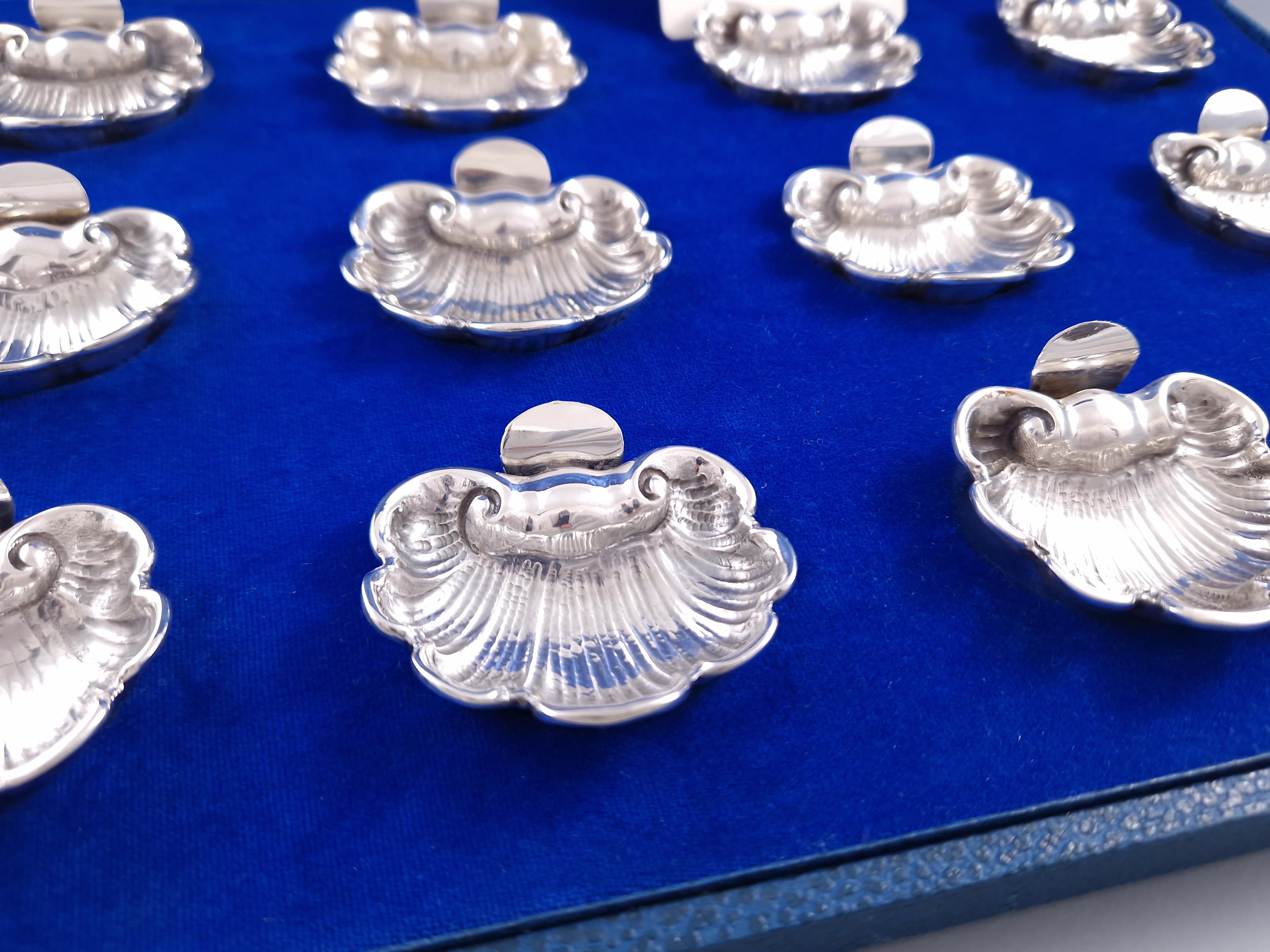 Set 12 sterling silver salt cellars place card holders in the shape of a shell 
Silver hallmark 800 
Silversmith: Giovanni Verpelli in Milan 
Length: 6 cm 
Width: 6 cm 
Height: 2.3 cm 
Weight: 478 grams 
In its original box