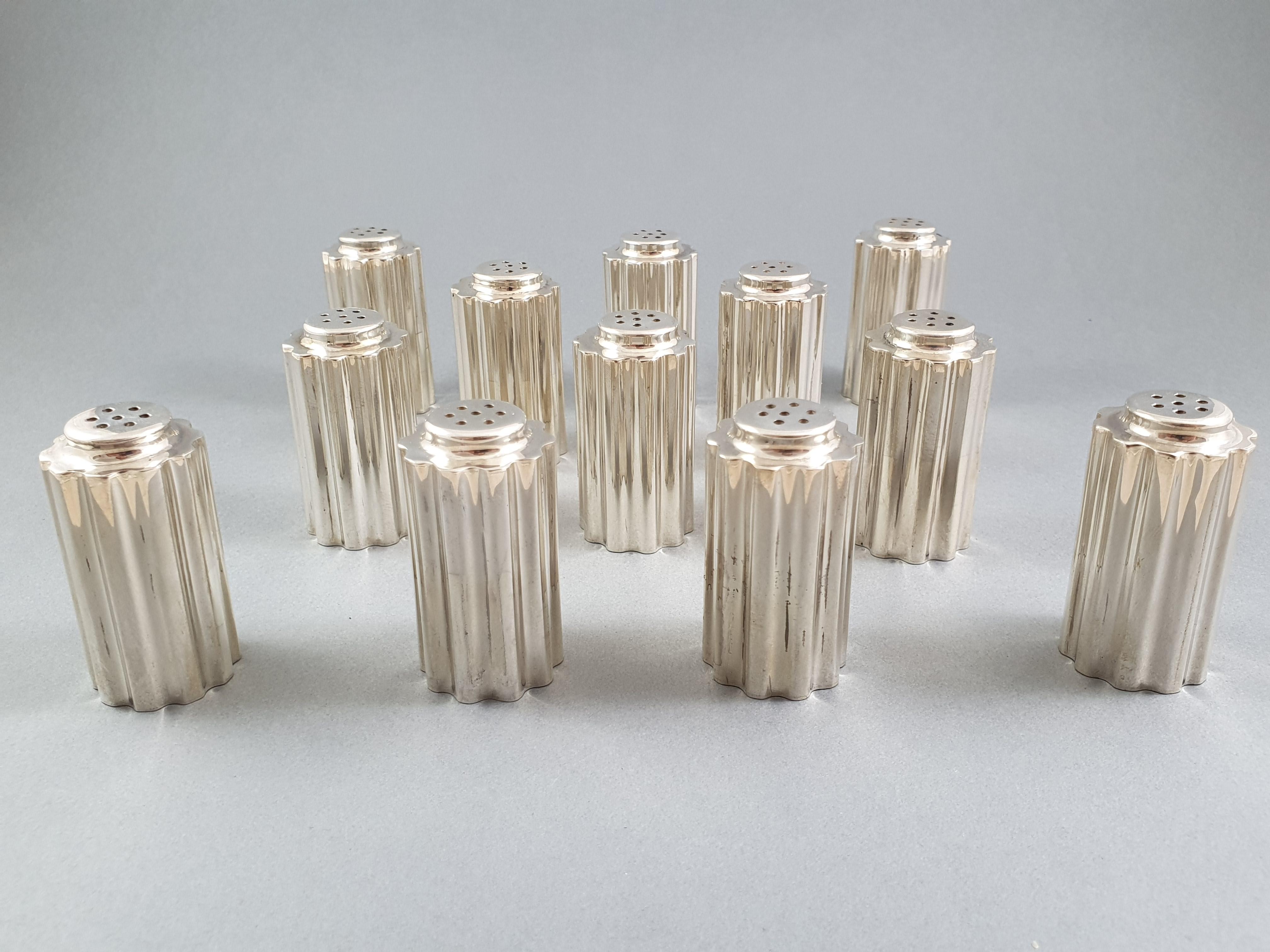 Beautiful series of 12 salt shakers in sterling silver 

1970's italian work 

925 silver hallmark 
Height: 4.9 cm - 1.9 inches
Diameter: 2.6 cm - 1 inches
Weight: 423 grams

Great condition.