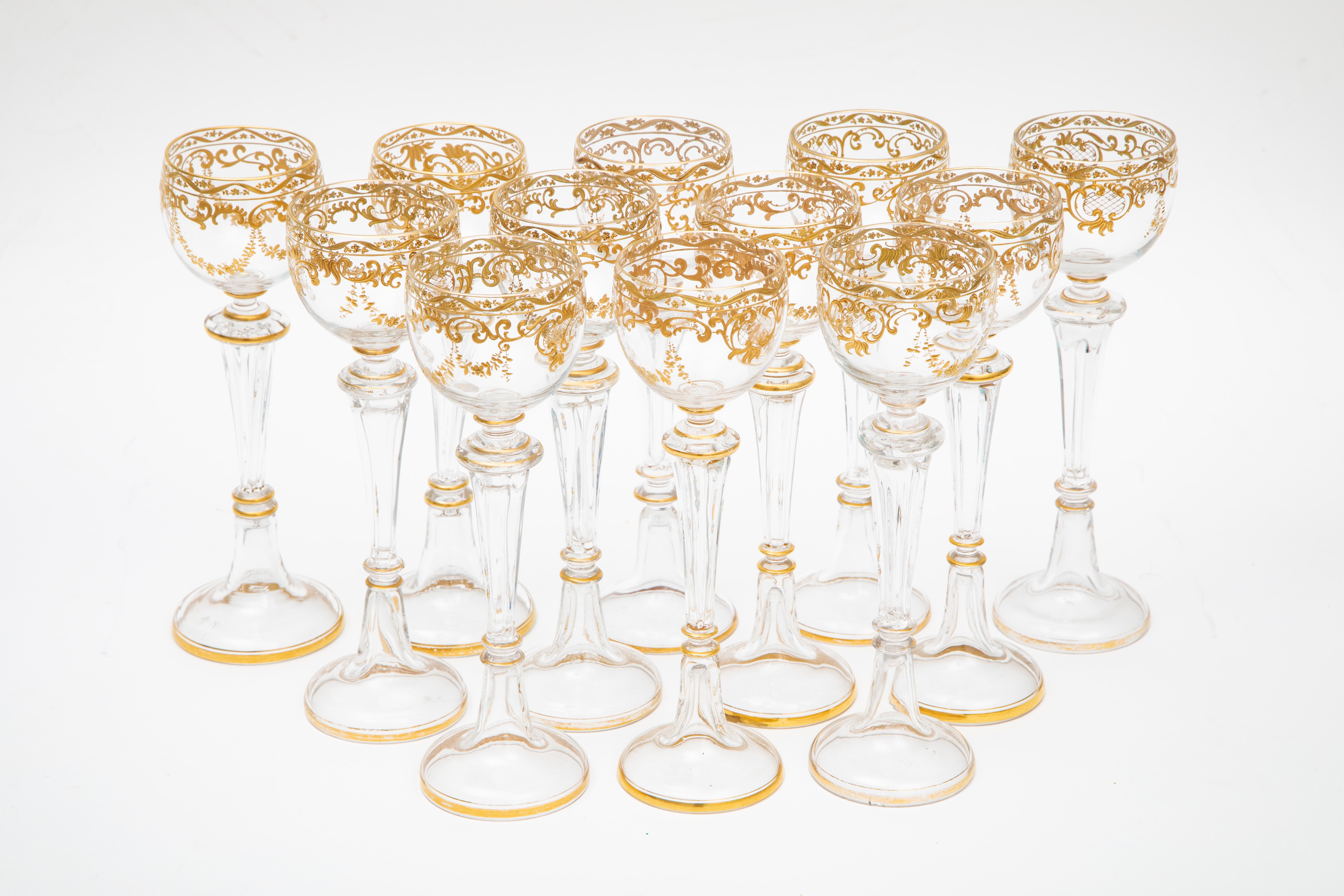 12 Copas de Vino Antiguas Altas y Elegantes con Incrustaciones Doradas. Alrededor de 1880 Checo en venta