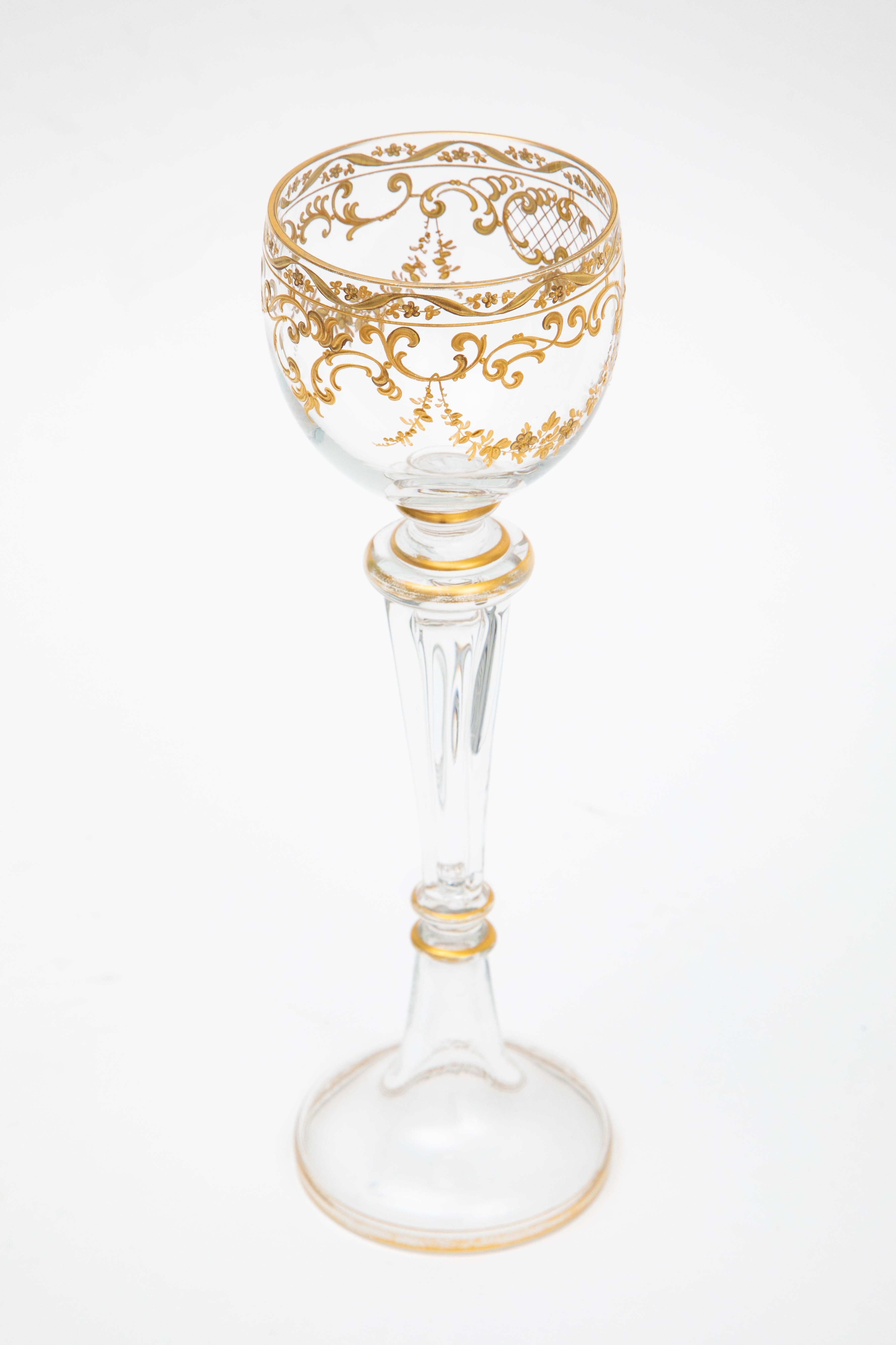 12 Copas de Vino Antiguas Altas y Elegantes con Incrustaciones Doradas. Alrededor de 1880 en venta 1