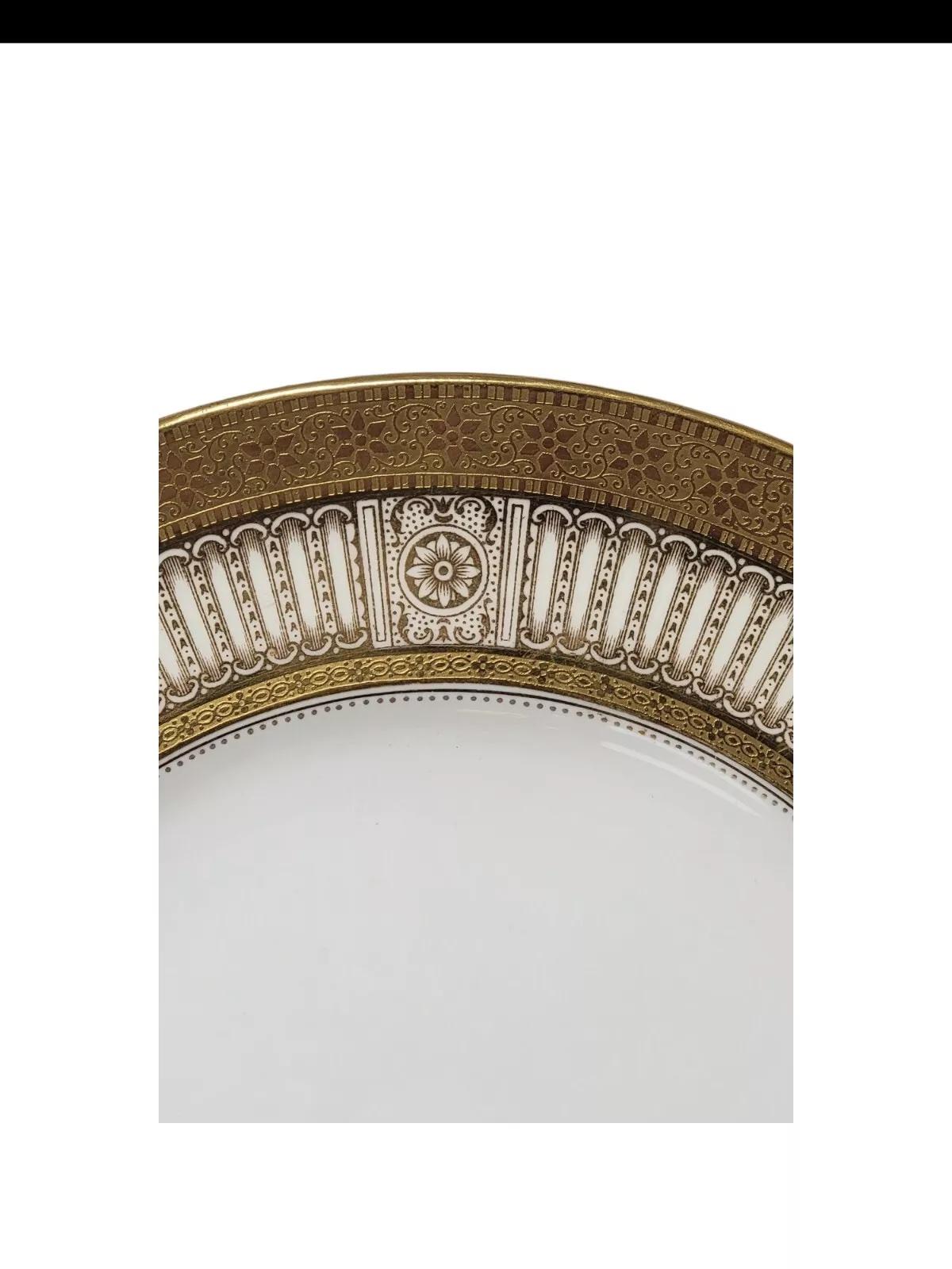 Eleva la tua esperienza culinaria con questo raffinato set di dodici Tiffany & Co. Piatti da tavola di Cauldon China. Ogni piatto, che misura 10 3/4 pollici di diametro, mette in mostra l'eleganza senza tempo e la maestria superiore associate a