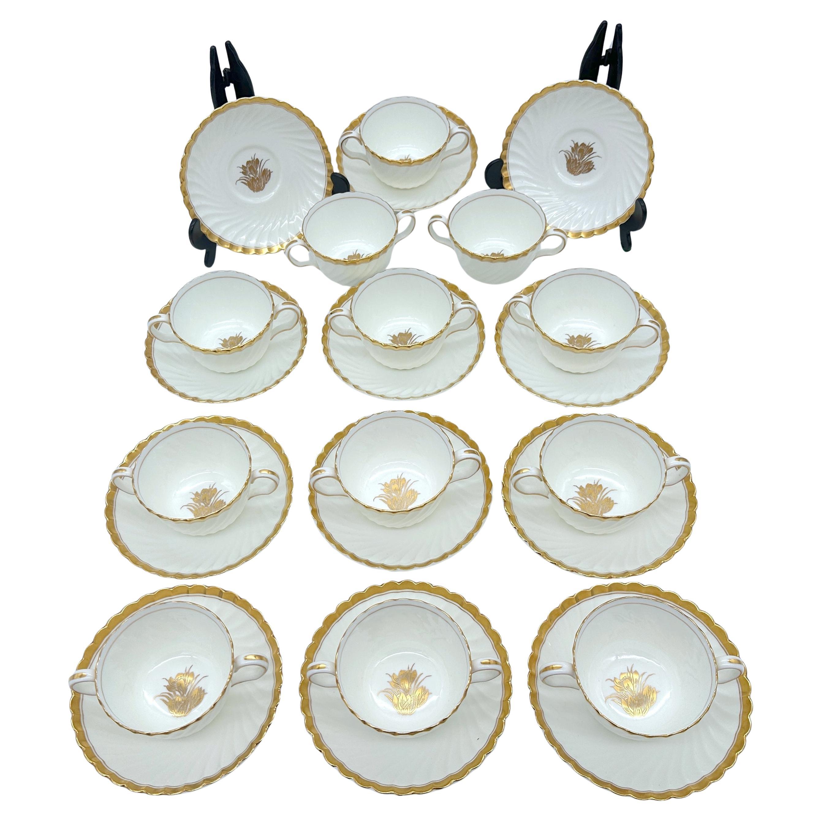 12 tasses et soucoupes à deux anses à motif « Crocus doré » de Tiffany & Company Mintons