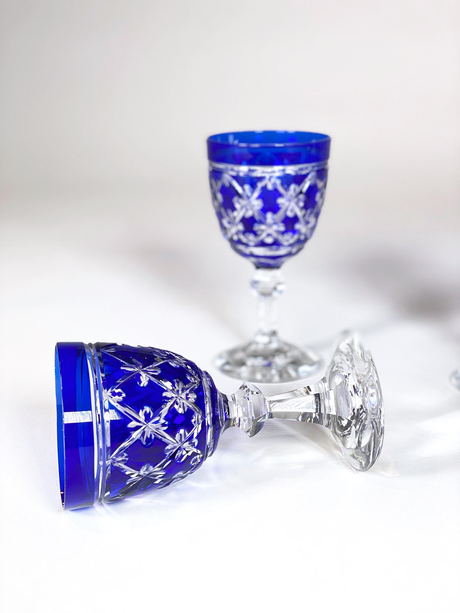 Début du 20ème siècle 12 verres Val St. Lambert taillés en cobalt sur transparent à motif « cathédrale napoléonien » en vente