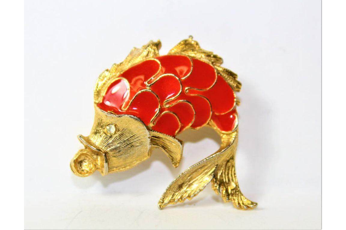 Various Vintage Brooches Different Models, Made in 1960

A collection of different vintage brooches.

With stones in different colors combined with gold and silver tones, this vintage collection of jewelry represents a wide spectrum of styles that