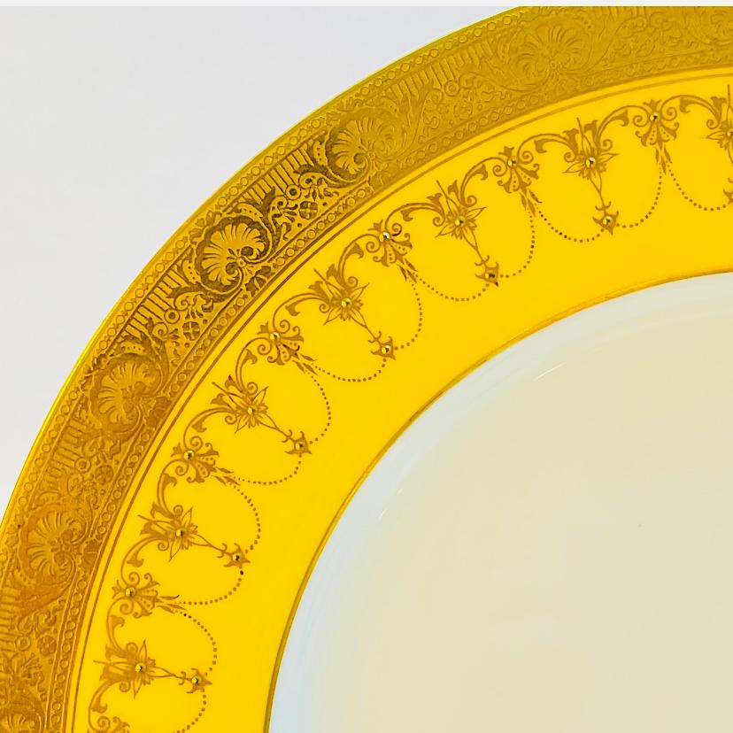 Fait main 12 assiettes à dîner jaune vibrant et or en relief. Commande sur mesure anglaise ancienne en vente