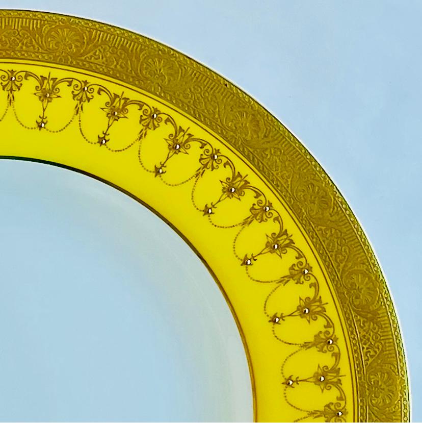 12 leuchtend gelbe & goldfarbene Speiseteller. Antike englische maßgefertigte Bestellung im Zustand „Gut“ im Angebot in West Palm Beach, FL