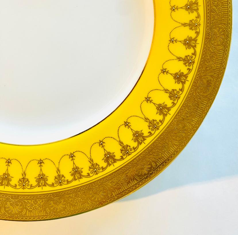 Début du 20ème siècle 12 assiettes à dîner jaune vibrant et or en relief. Commande sur mesure anglaise ancienne en vente