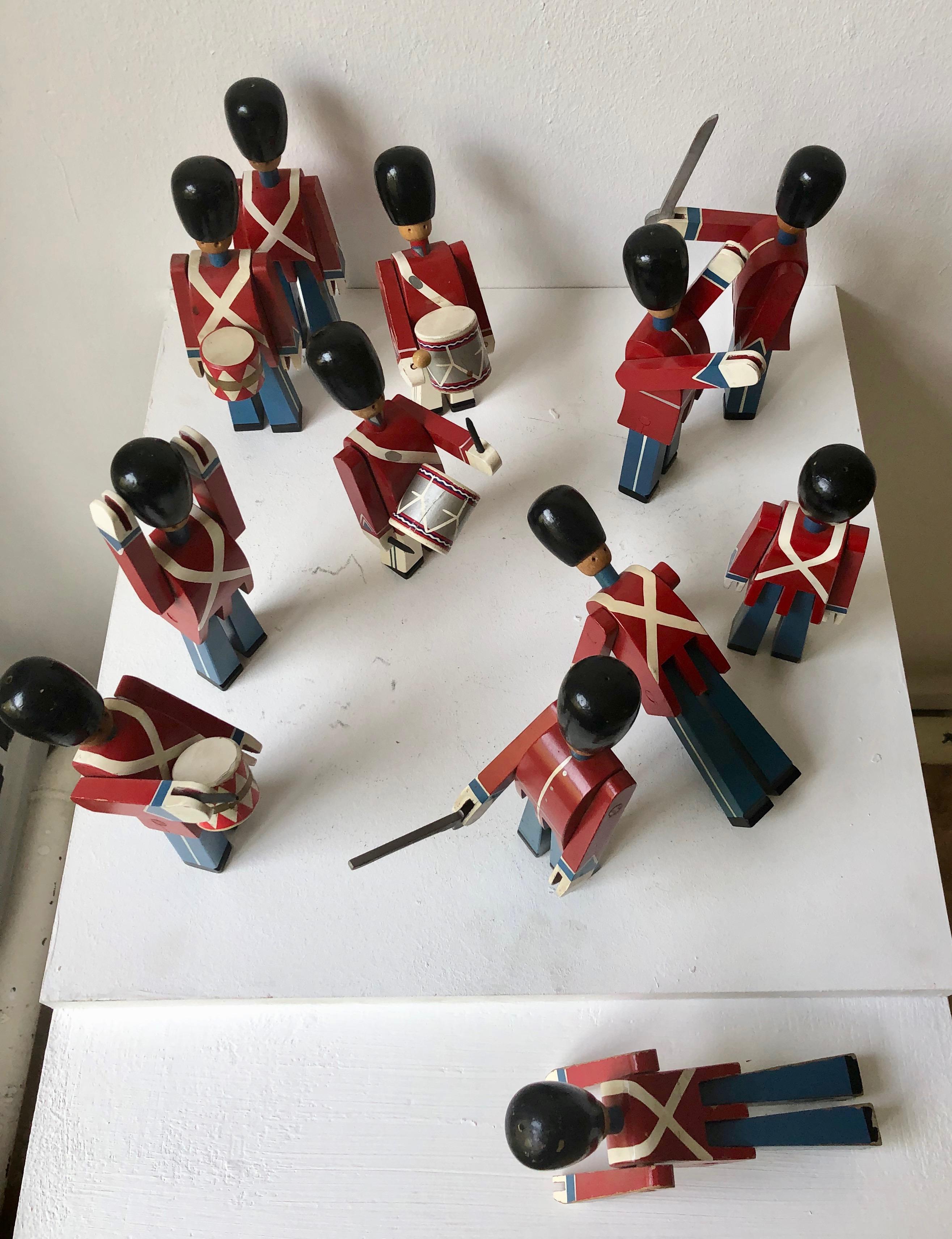 A Set of 12 guardsmen, old production. All marked Kay Bojesen Copyright Denmark. 4 different types of Guardsman:
2 smaller drummers, height 20cm, the others 22 cm, 2 drummers, 3 guardsmen (2 with a sword) 5 guardsmen.
Design from 1942.