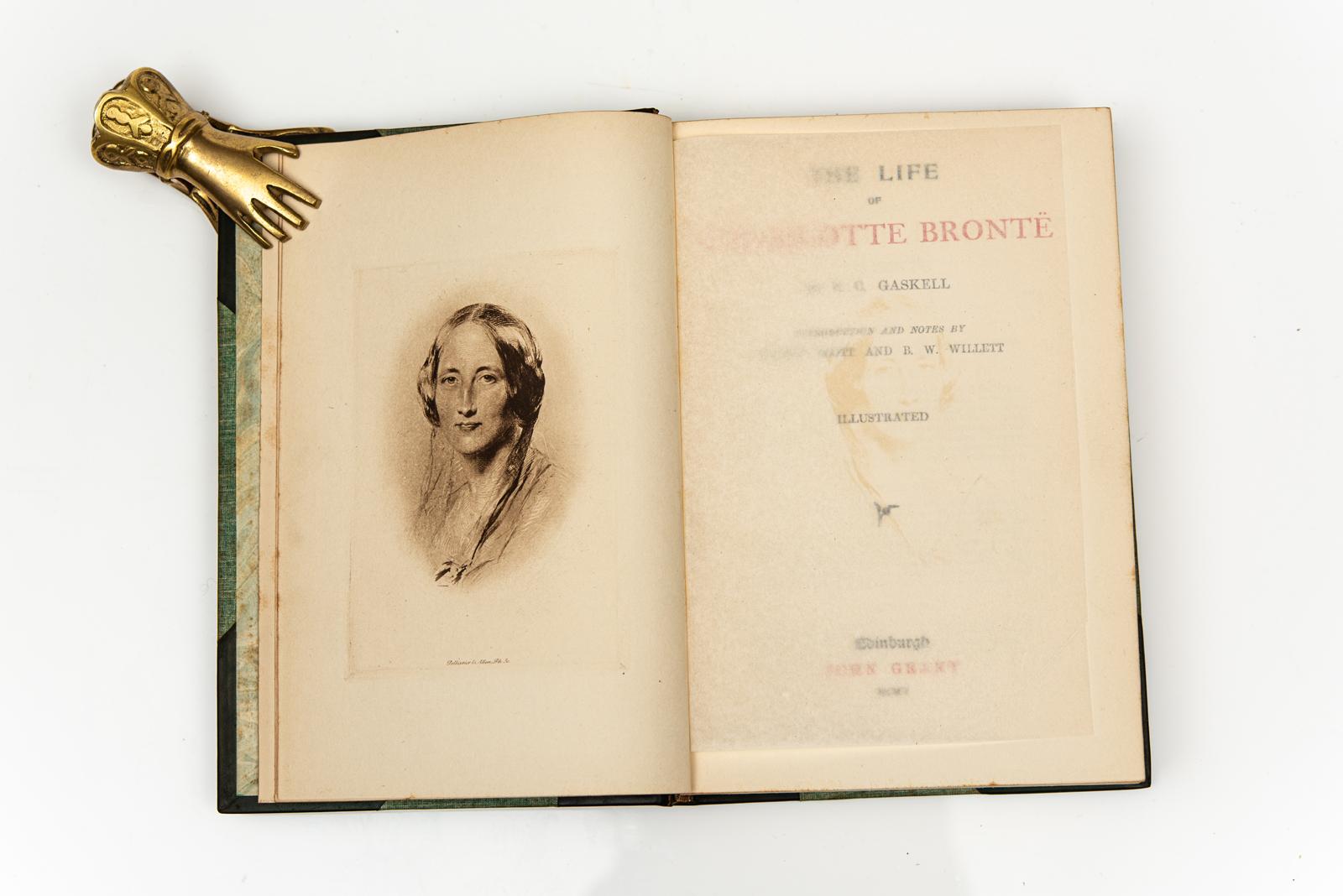 12 Vol. Charlotte Brontë, romans des sœurs Brontë. Édition Thornton. Frontispice illustré. Pages de garde marbrées. Couvertures en cuir marocain vert émeraude (3/4), plats en tissu vert. Dos fleuri doré. Bords supérieurs dorés. Bandes soulevées.