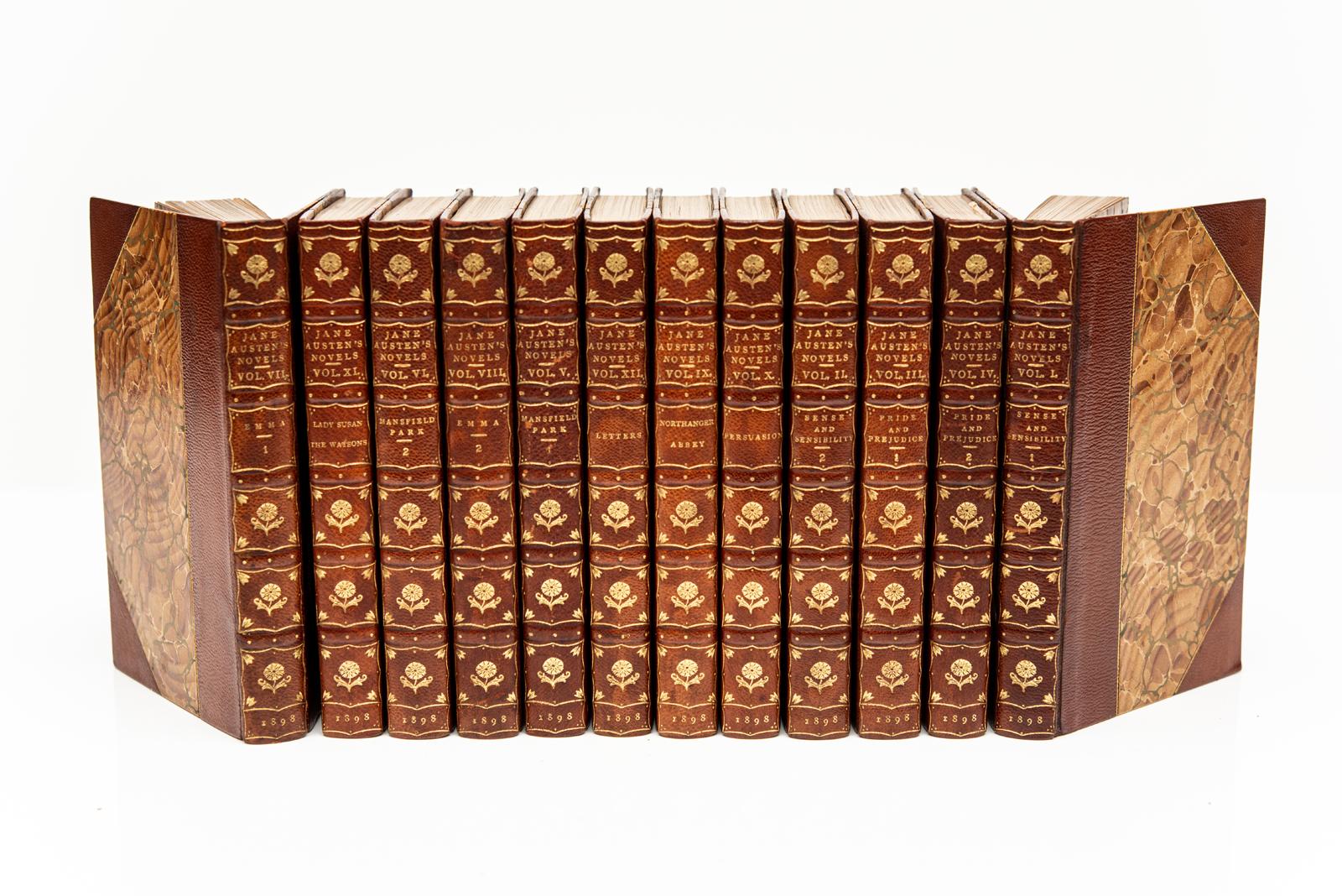 12 Vol. Jane Austen, Les œuvres de Jane Austen. Très ancienne édition. Frontispice illustré. Pages de garde marbrées. 3/4 cuir brun du Maroc, planches marbrées. Bords supérieurs dorés. Bandes soulevées. Panneaux floraux dorés sur le dos. Publié :