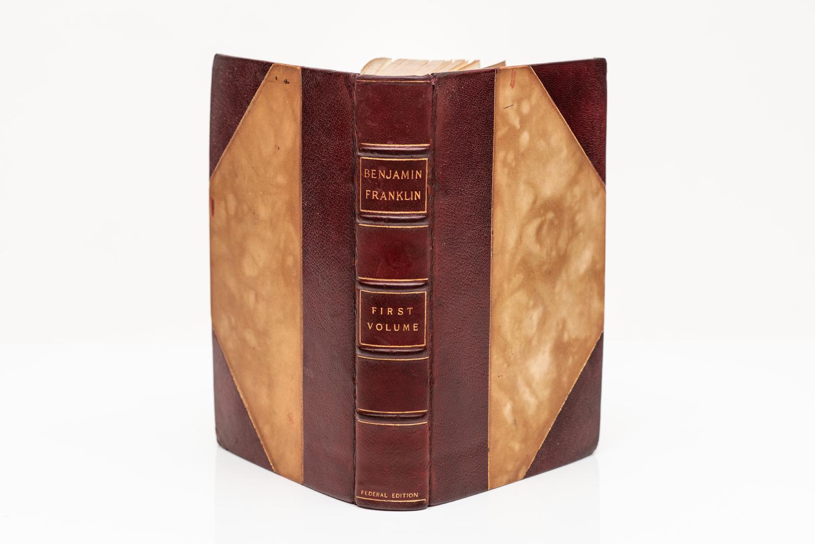 12 Volumes. Benjamin Franklin, Les œuvres Compilé et édité par John Bigelow. Edition Federale. Limité à 1 000 exemplaires dont celui-ci est le 398. Reliure en maroquin rouge 3/4, plats marbrés. Les couvertures sont dorées et les dos sont ornés de