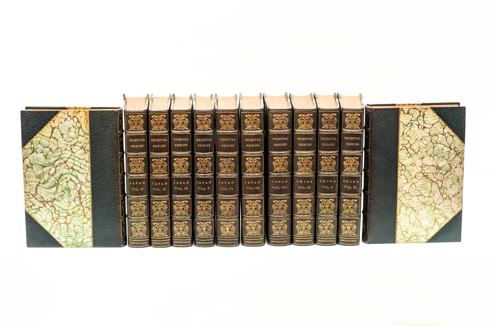 12 Volumes. Capitaine F. Brinkley, Série orientale. Les 8 premiers volumes sont consacrés au Japon, les volumes 9 à 12 à la Chine. Okuma Edition. Reliure en maroquin vert 3/4, plats marbrés. Les couvertures sont dorées et les dos sont ornés de