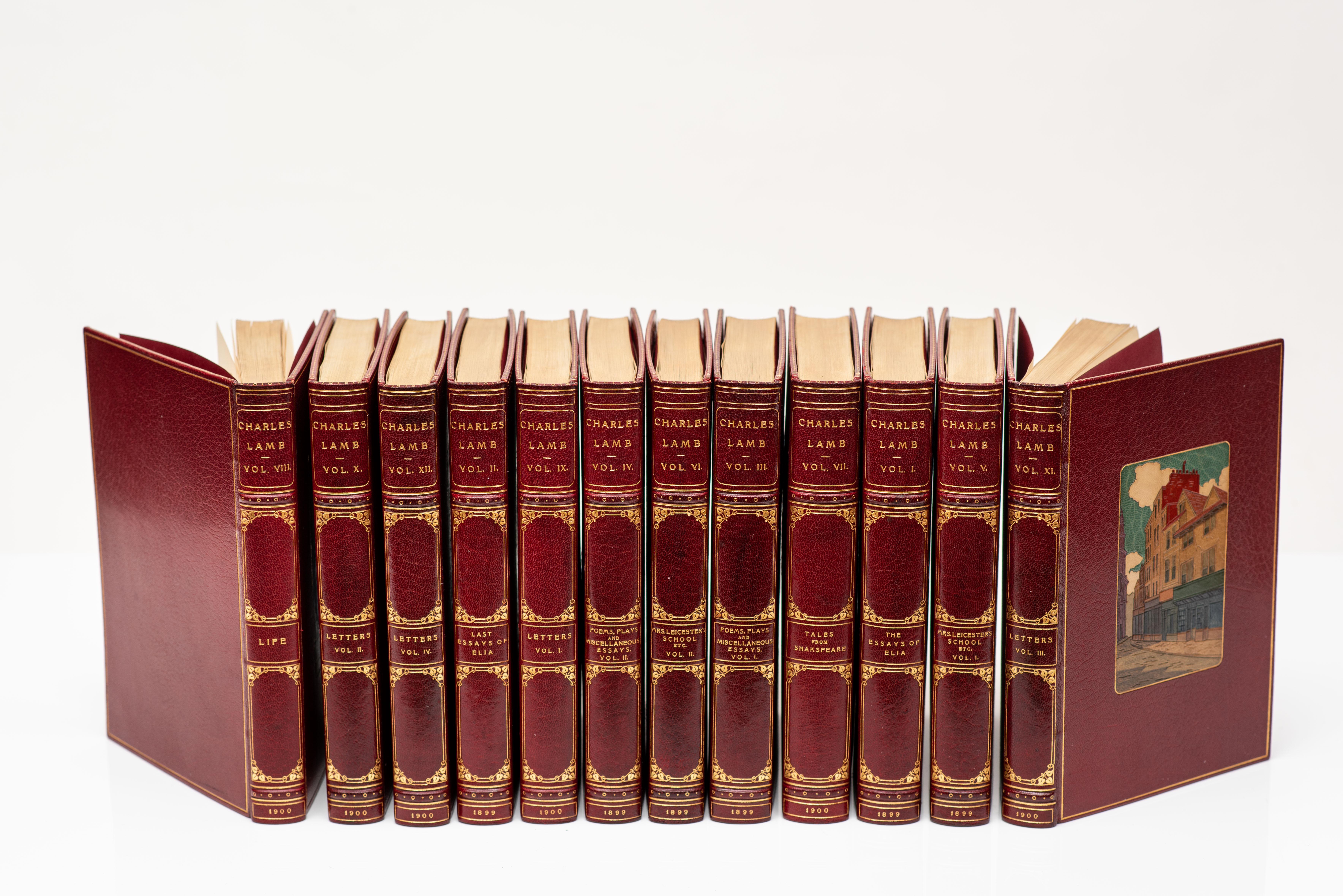 12 volumi. Charles Lamb, La vita e le opere. Rilegato da Birdsall in pieno marocchino rosso. Edition de Luxe. Ogni volume è caratterizzato da una scena raffigurata con intarsi multicolori, incastonati in un'unica cornice dorata. Bordi superiori
