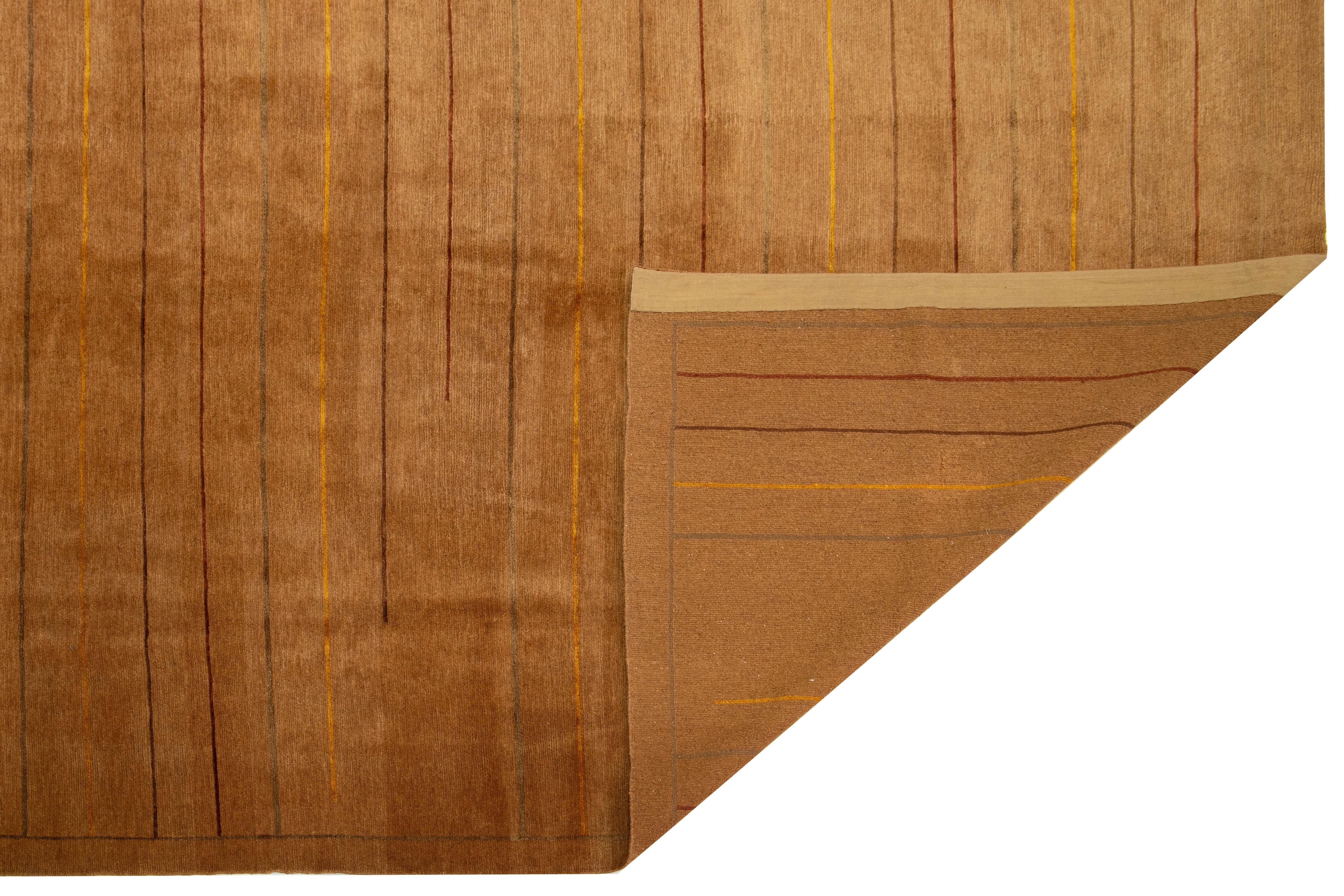 Népalais 12 x 14 Tapis tibétain en laine et soie au design contemporain, brun doré en vente