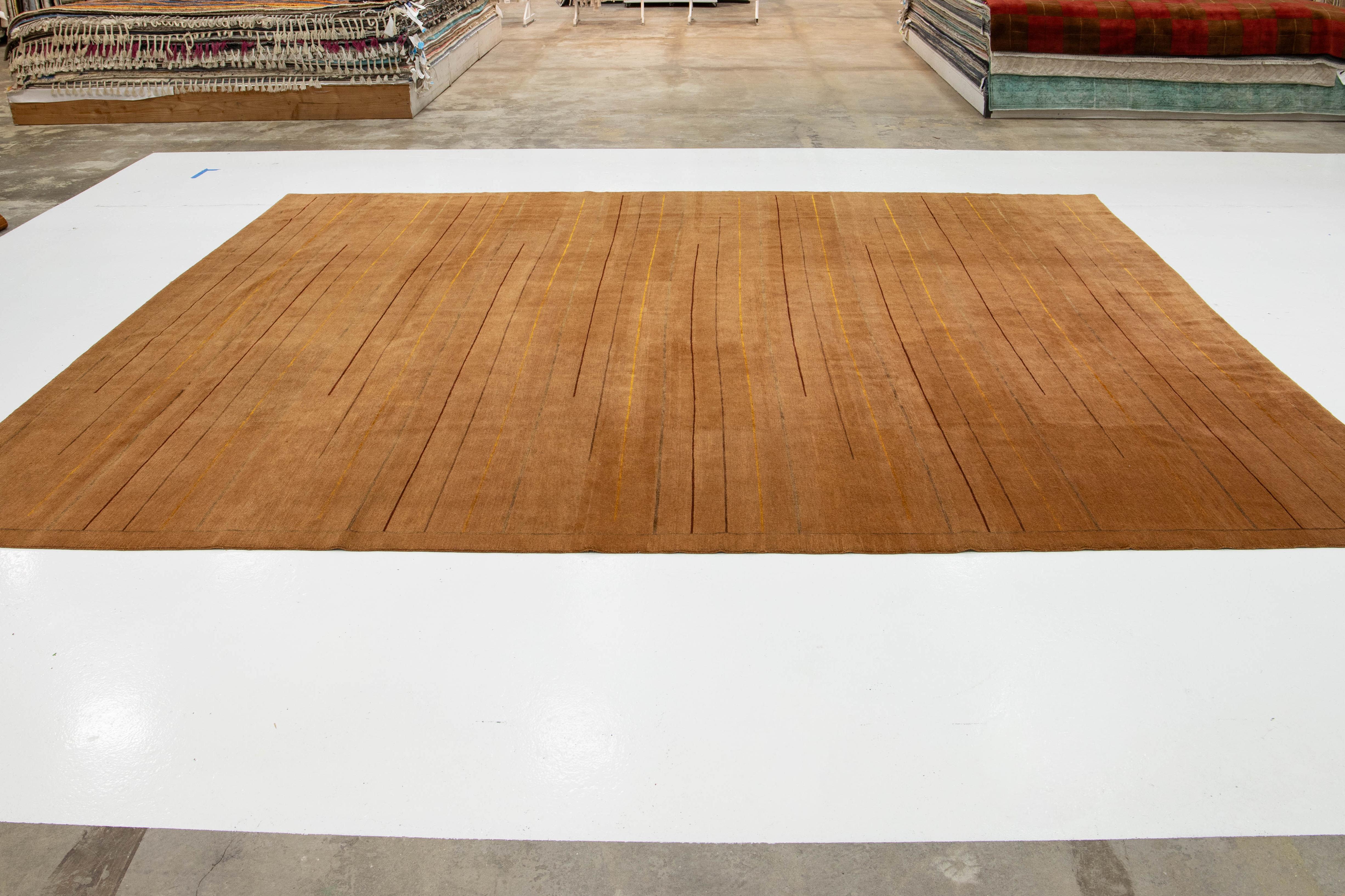 Laine 12 x 14 Tapis tibétain en laine et soie au design contemporain, brun doré en vente
