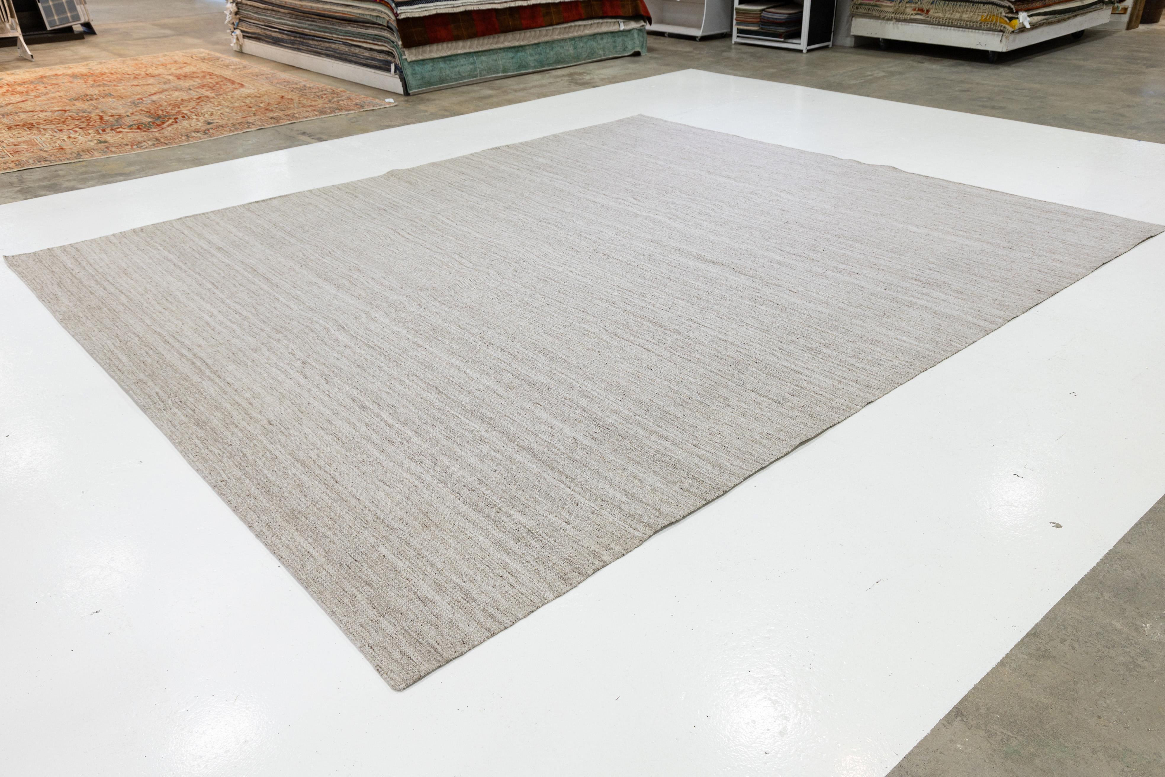 12 x 14 Modern gestaltet  Flachgewebter Kilim-Wollteppich in natürlicher Leinenfarbe (Organische Moderne) im Angebot